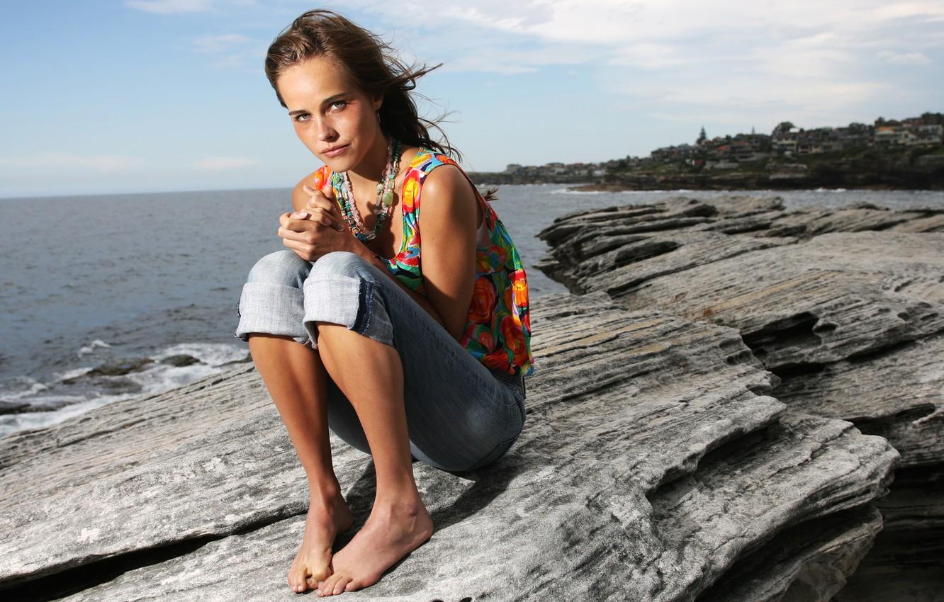 1332x850 Wallpaper sea, the sky, look, girl, stones, jeans, actress, barefoot, Isabel Lucas, Isabel Lucas image for desktop, section девушки
