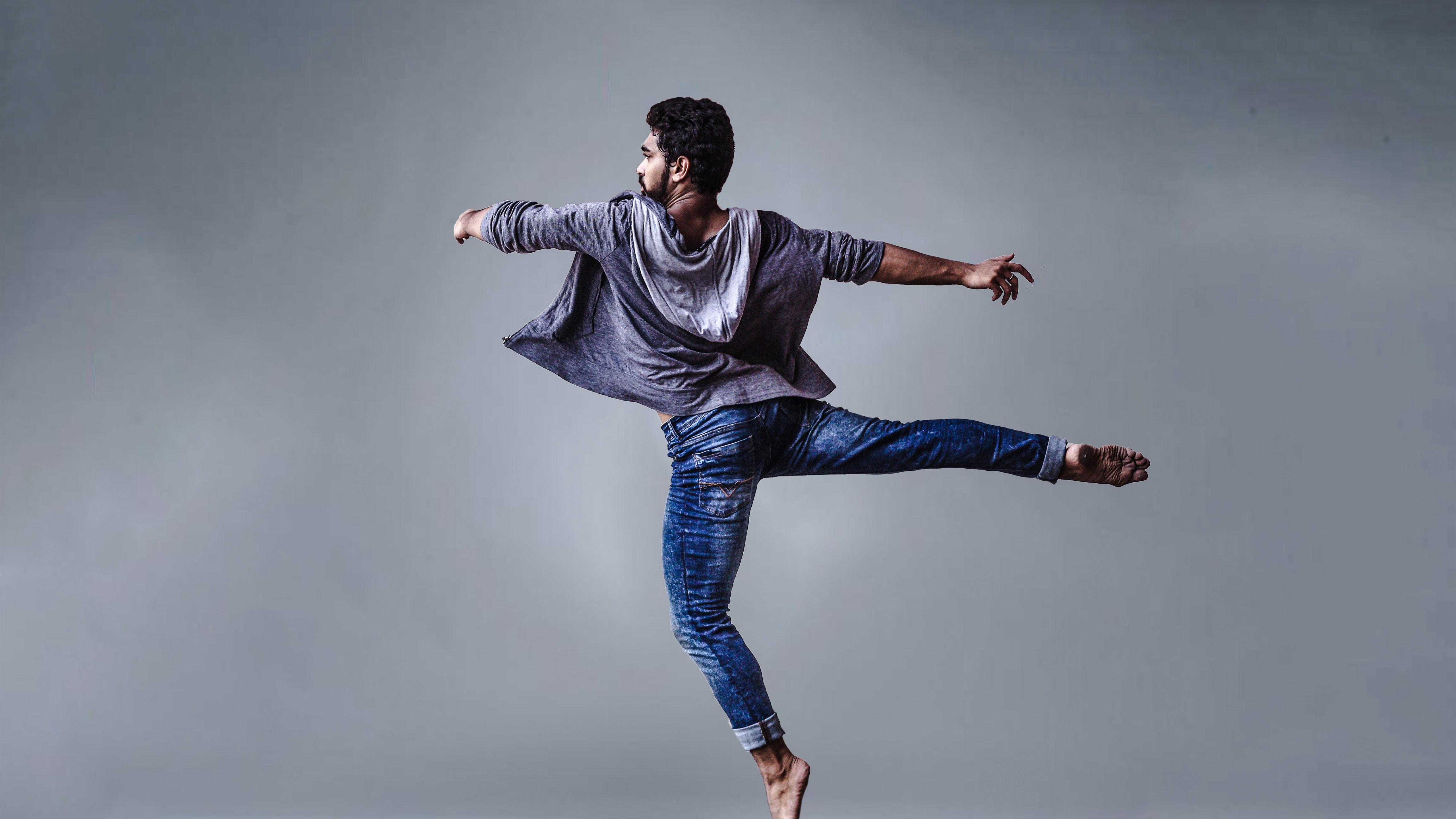 5120x2880 Wallpaper Man in dancing 5120x2880 UHD 5K Picture, Image