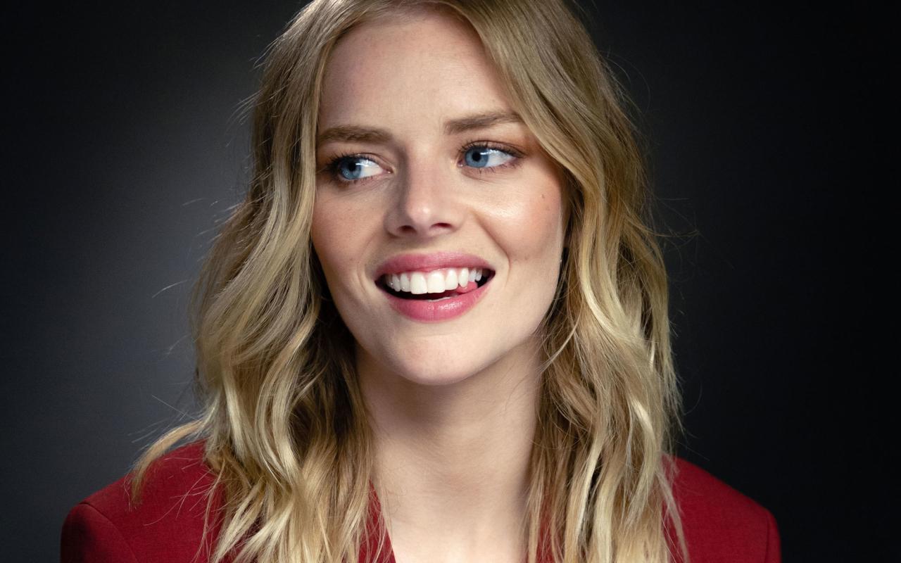 1280x800 Women Actress Blonde Blue Eyes Samara Weaving Australian Long Hair Australian Girls Red Coat Wallpaper:1280x800