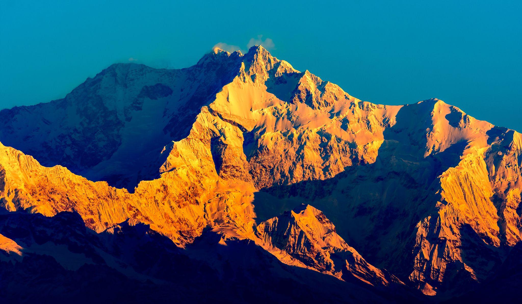 2048x1192 Sunrise at Kanchenjunga range of Himalaya. Himalayas, Nepal trekking, Sunrise