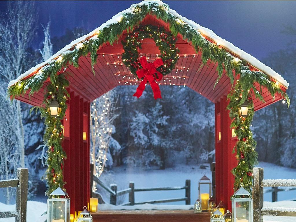 1024x768 Make your virtual Christmas gatherings festive with these Microsoft Teams Background