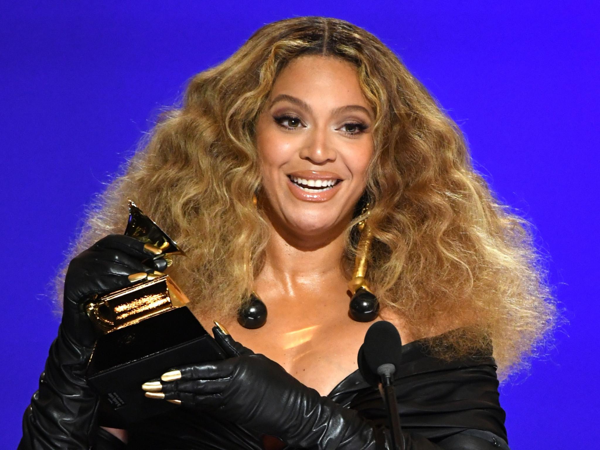 2048x1536 Happy birthday Beyoncé; she shares collage of career highlights