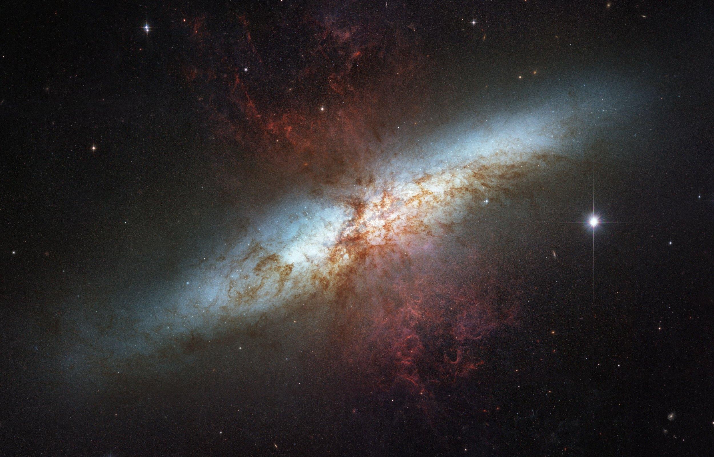 2500x1600 Hubble Space Telescope Wallpaper