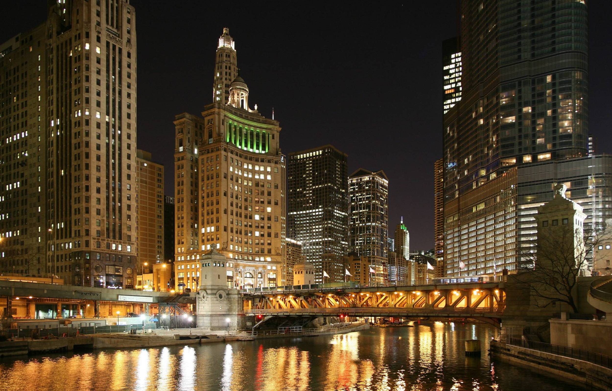 2500x1600 Chicago River Night Wallpaper