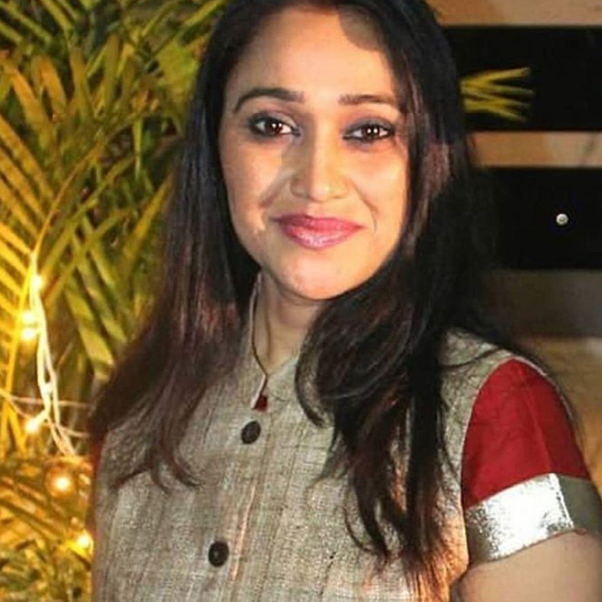 1200x1200 Taarak Mehta Ka Ooltah Chashmah's Disha Vakani aka Daya looks unrecognizable in OLD pic from her younger days. Pose for the camera, Open hairstyles, Instagram pose