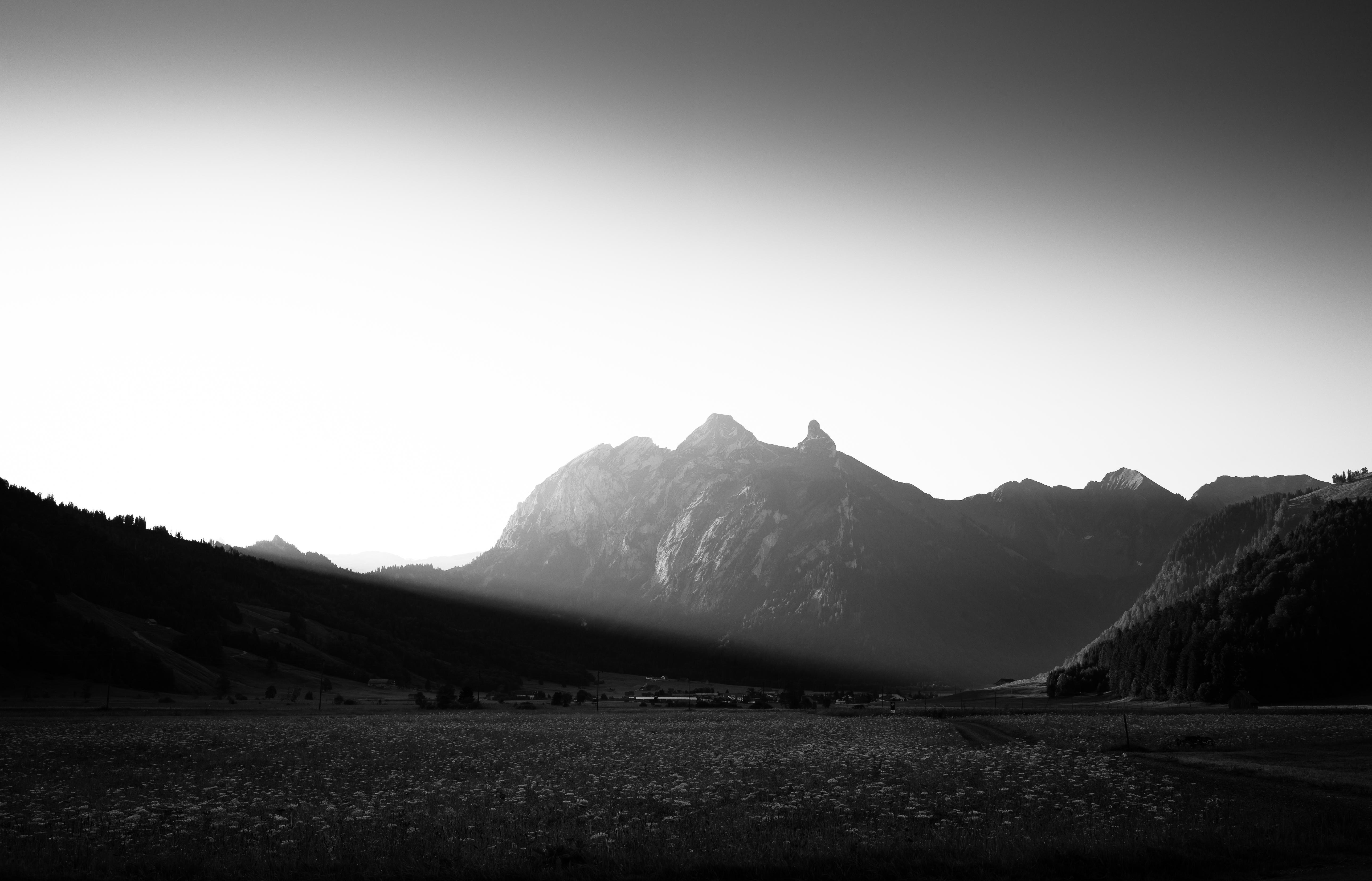 5152x3307 Black and White Mountain