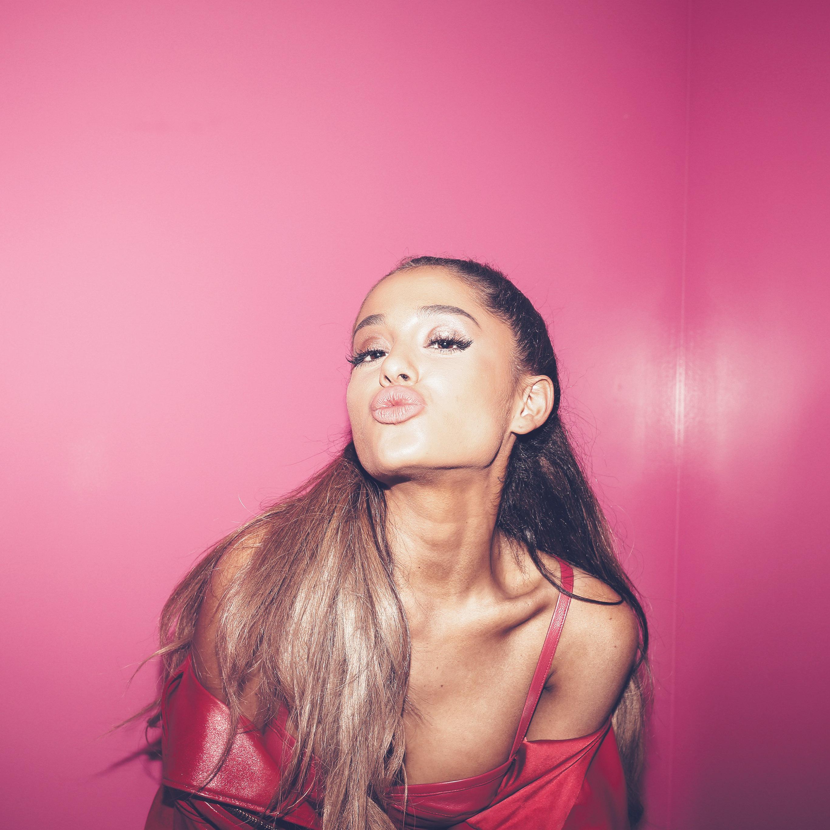 2732x2732 Ariana Grande Kiss Lips Artist Wallpaper