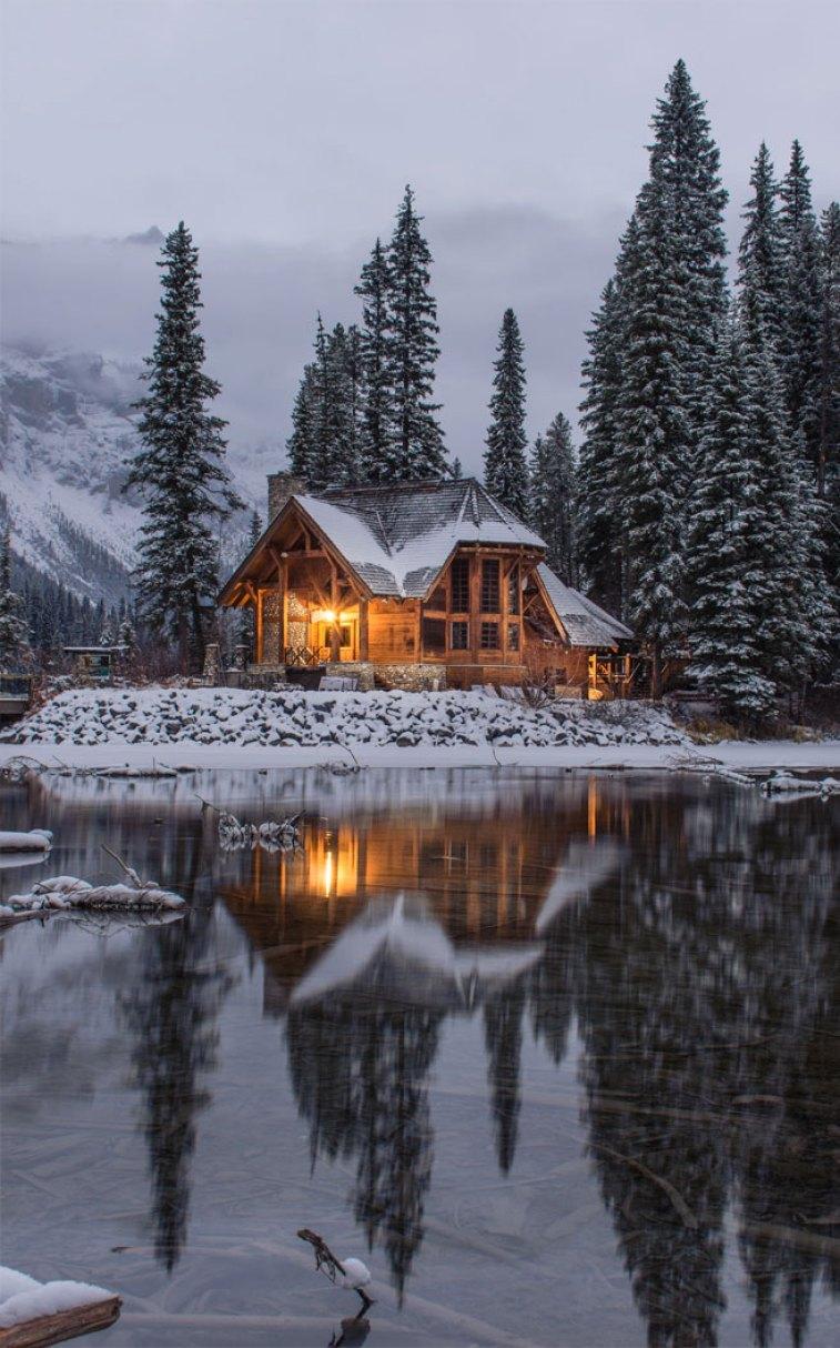 757x1214 Cozy Log Cabin in wintertime Wallpaper