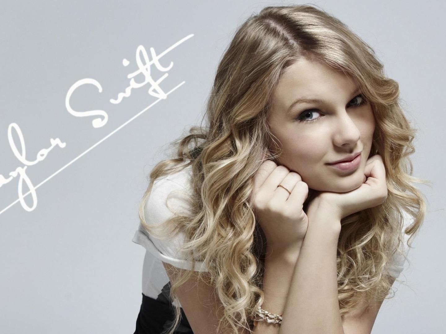 1440x1080 Hero Wallpaper swift wallpaper red album Wallpaper #Wide #Wallpaper #SamTaylorJohnson #Swift #Taylor #Hd