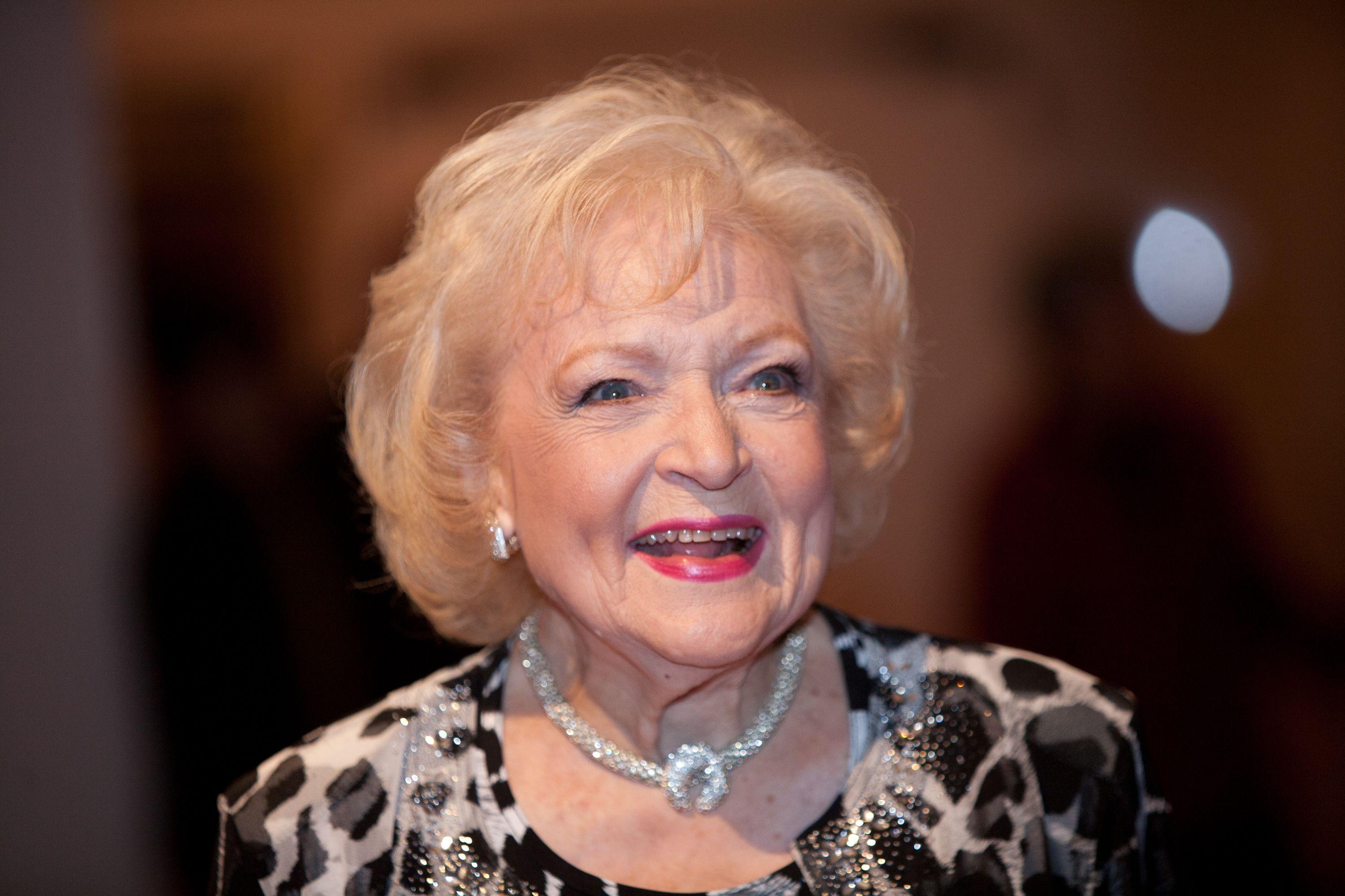 3000x2000 Betty White Wallpaper