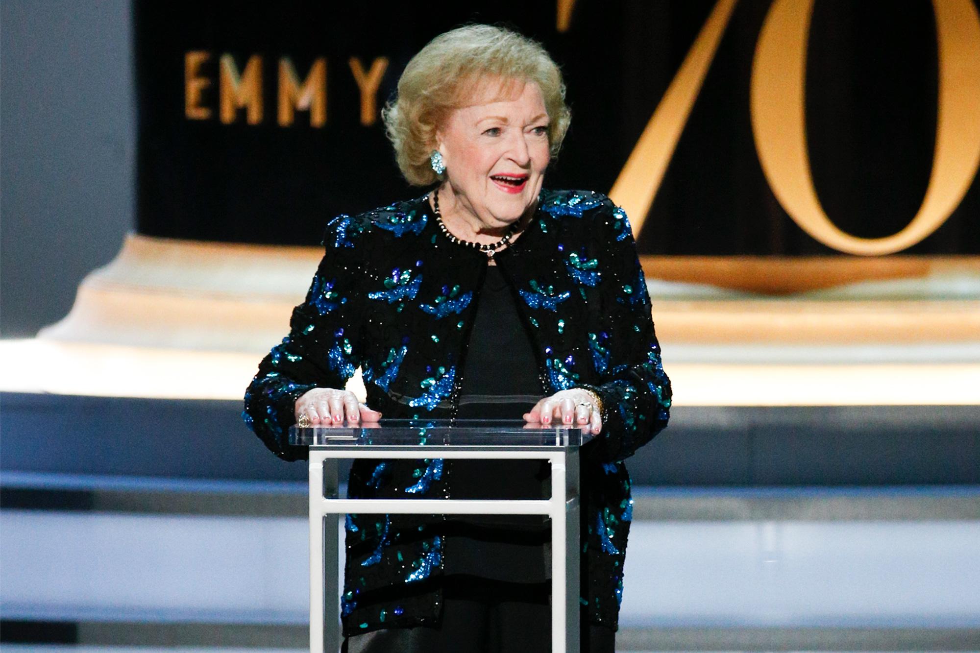 2000x1333 Betty White photors
