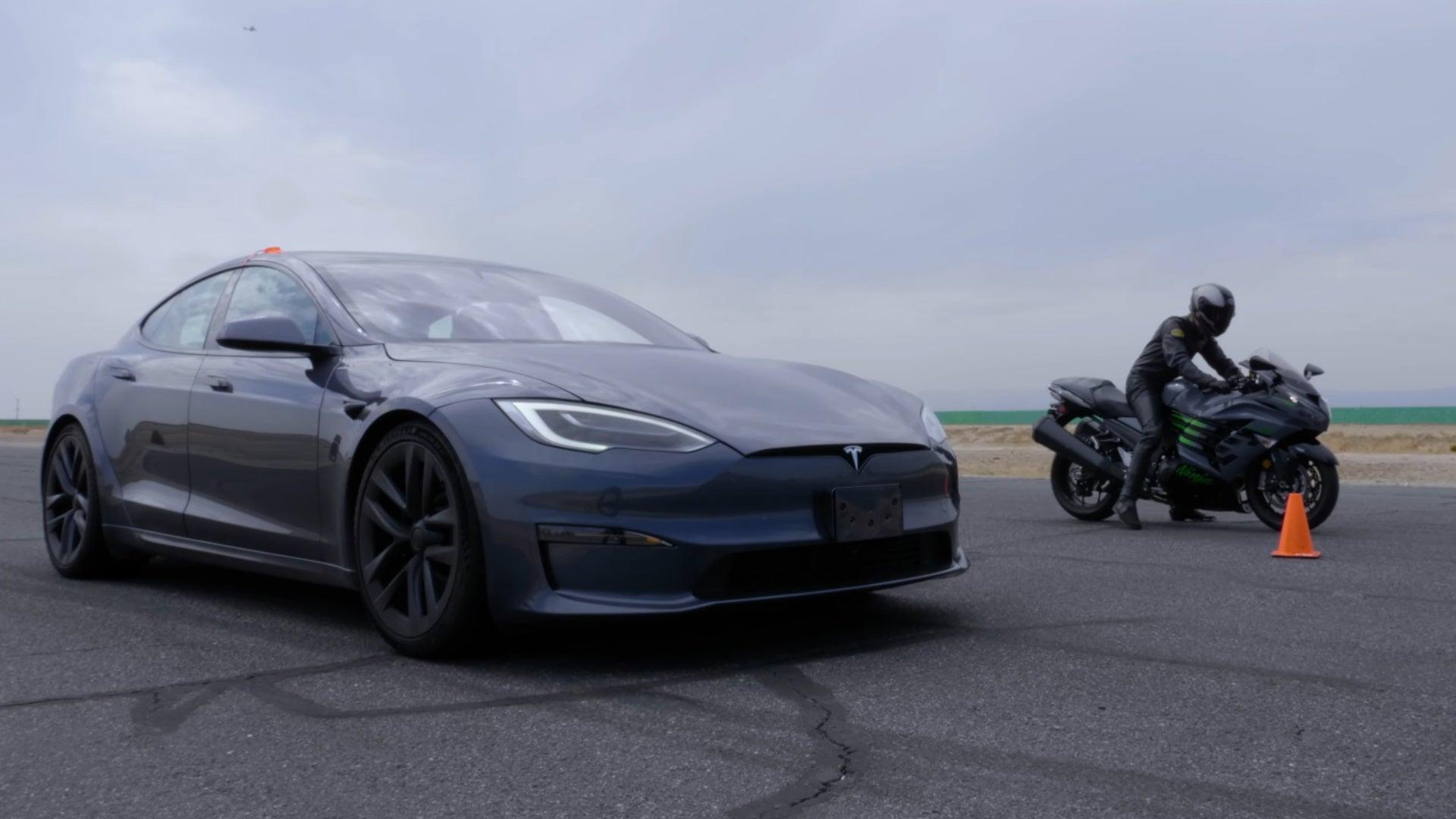 1920x1080 Watch a Tesla Model S Plaid Smoke a Hayabusa in a Drag Race