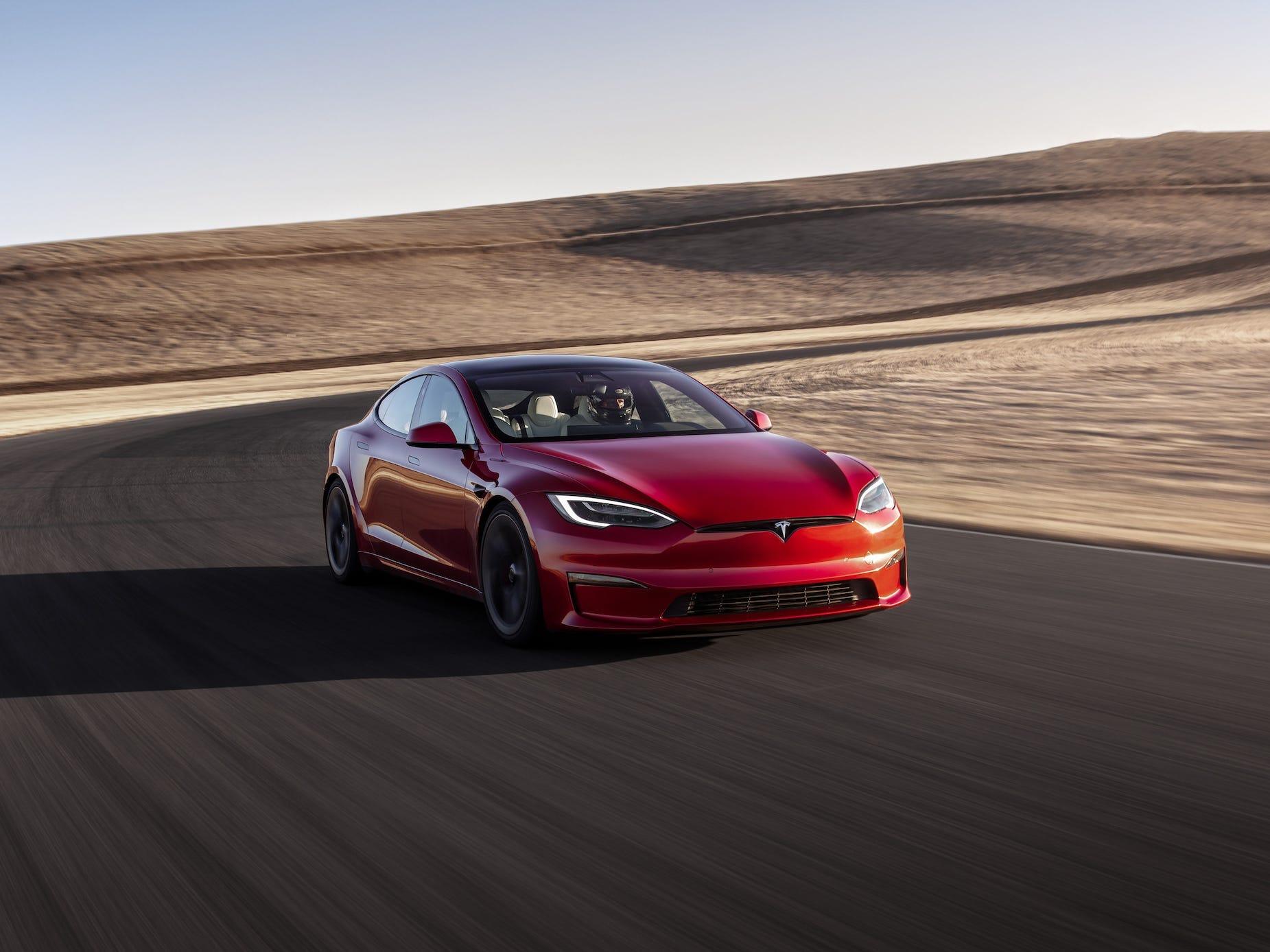 1851x1388 VIDEO: Tesla Model S Plaid Beats 2 Super Fast Motorcycles In Drag Race