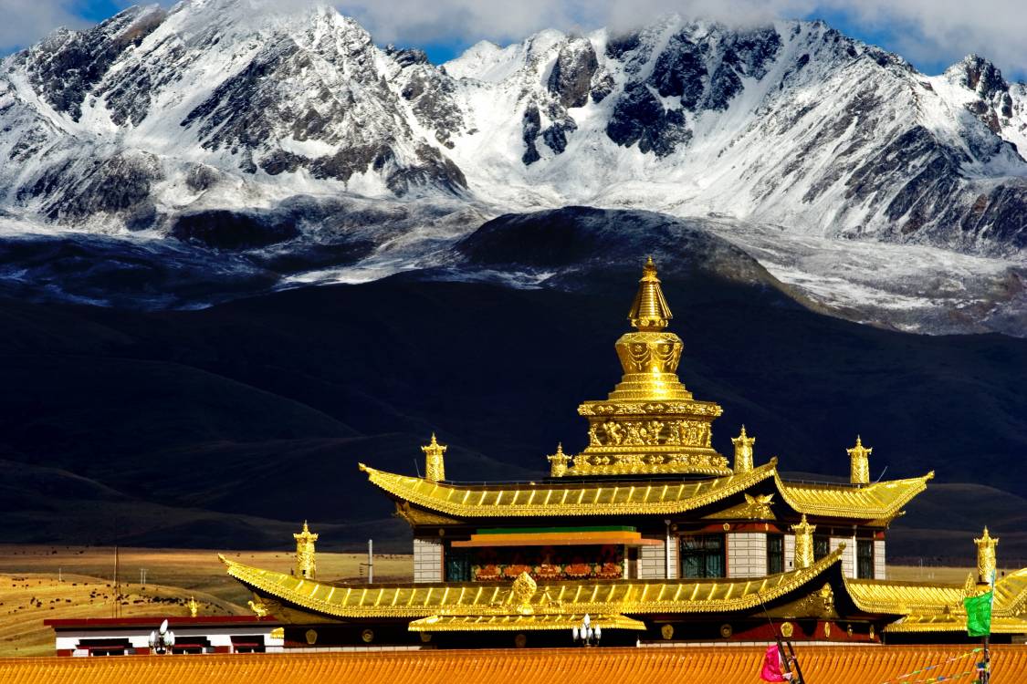 1125x750 Wallpaper Gold Temple Near Snow Covered Mountain, Background Free Image