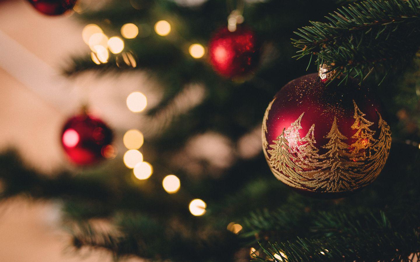 1440x900 Download wallpaper 1440x900 christmas tree, ball, decoration, new year, christmas widescreen 16:10 HD background