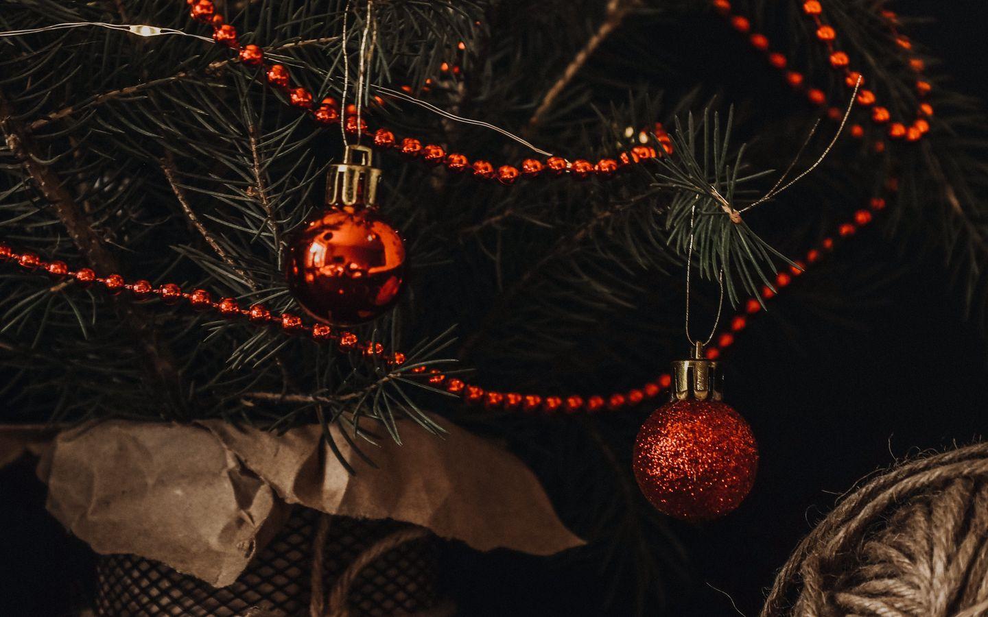 1440x900 Download wallpaper 1440x900 christmas tree, decorations, balls, garlands, new year, christmas widescreen 16:10 HD background