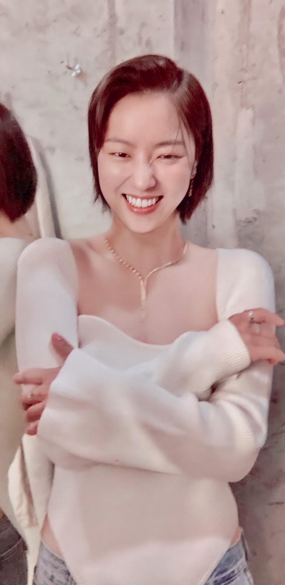 937x1920 jeon yeo been wallpaper