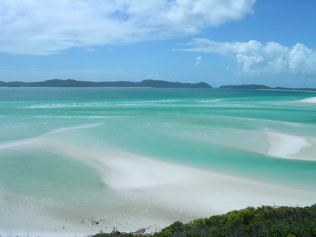 1024x768 Blue water and beach