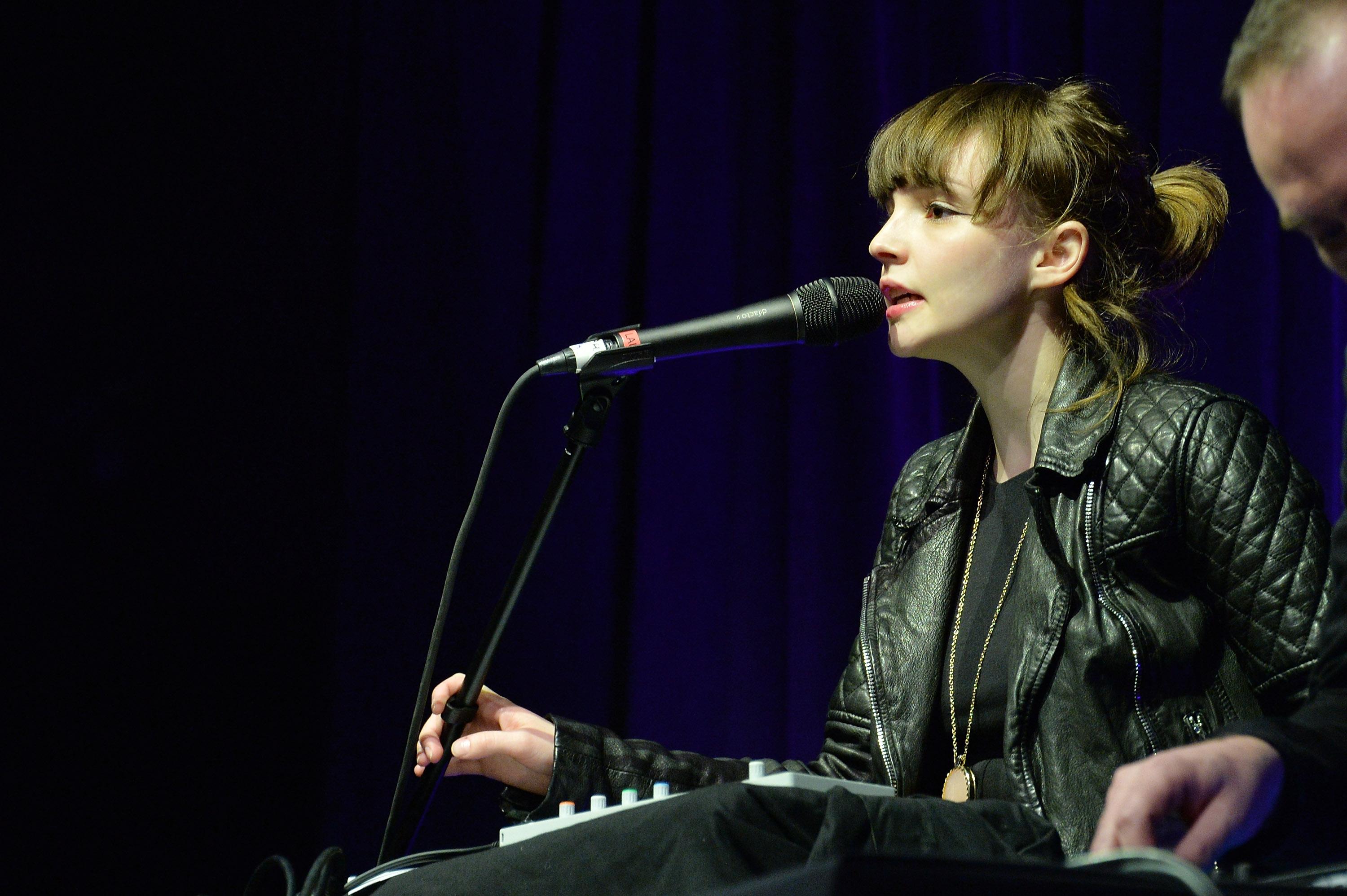 3000x1996 Lauren Mayberry HD Wallpaper