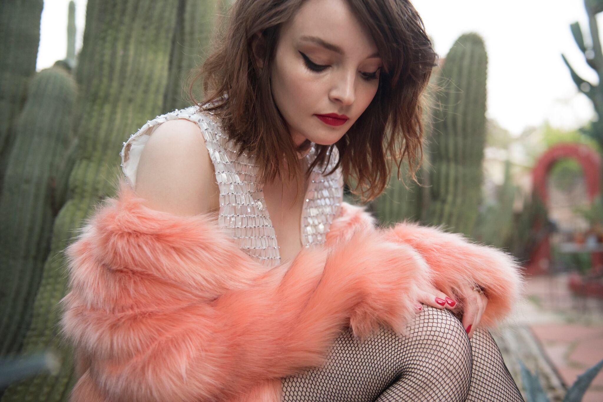 2048x1367 Wallpaper Heaven: Lauren Mayberry from the band Chvrches [2048x1367]