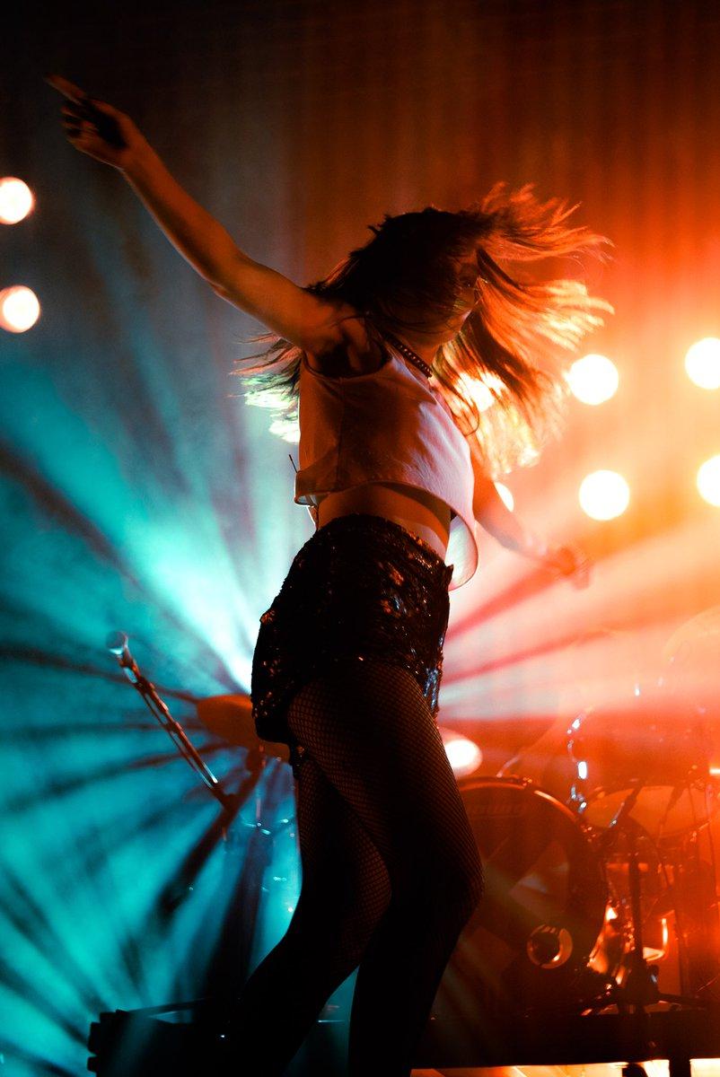 802x1200 Lauren Mayberry pose on the move