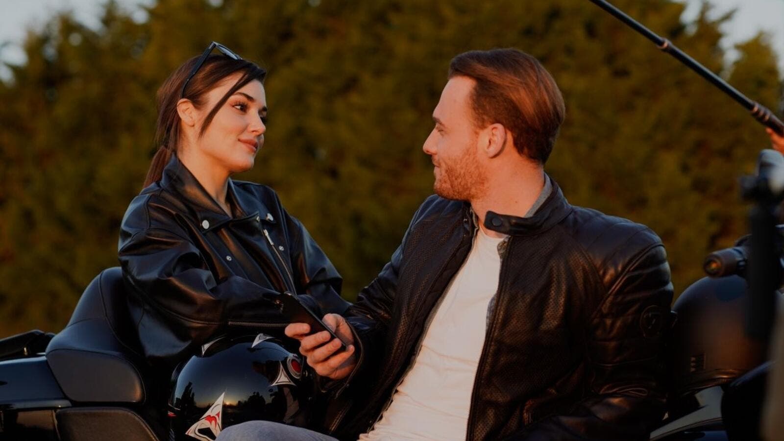 1600x900 Arab Fans Leak Kerem Bürsin and Hande Erçel Kiss of Sen Çal Kapimi's Next Episode