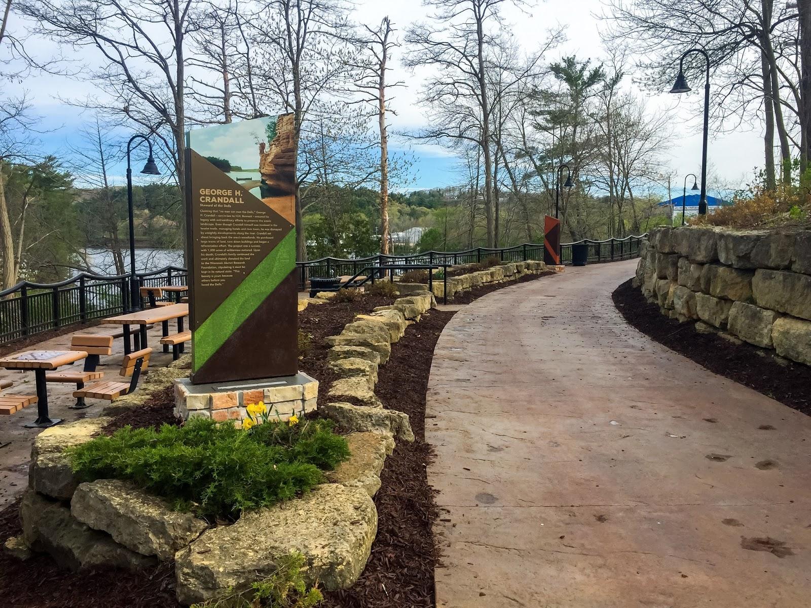 1600x1200 Wisconsin Explorer: Walking the Wisconsin Dells Riverwalk