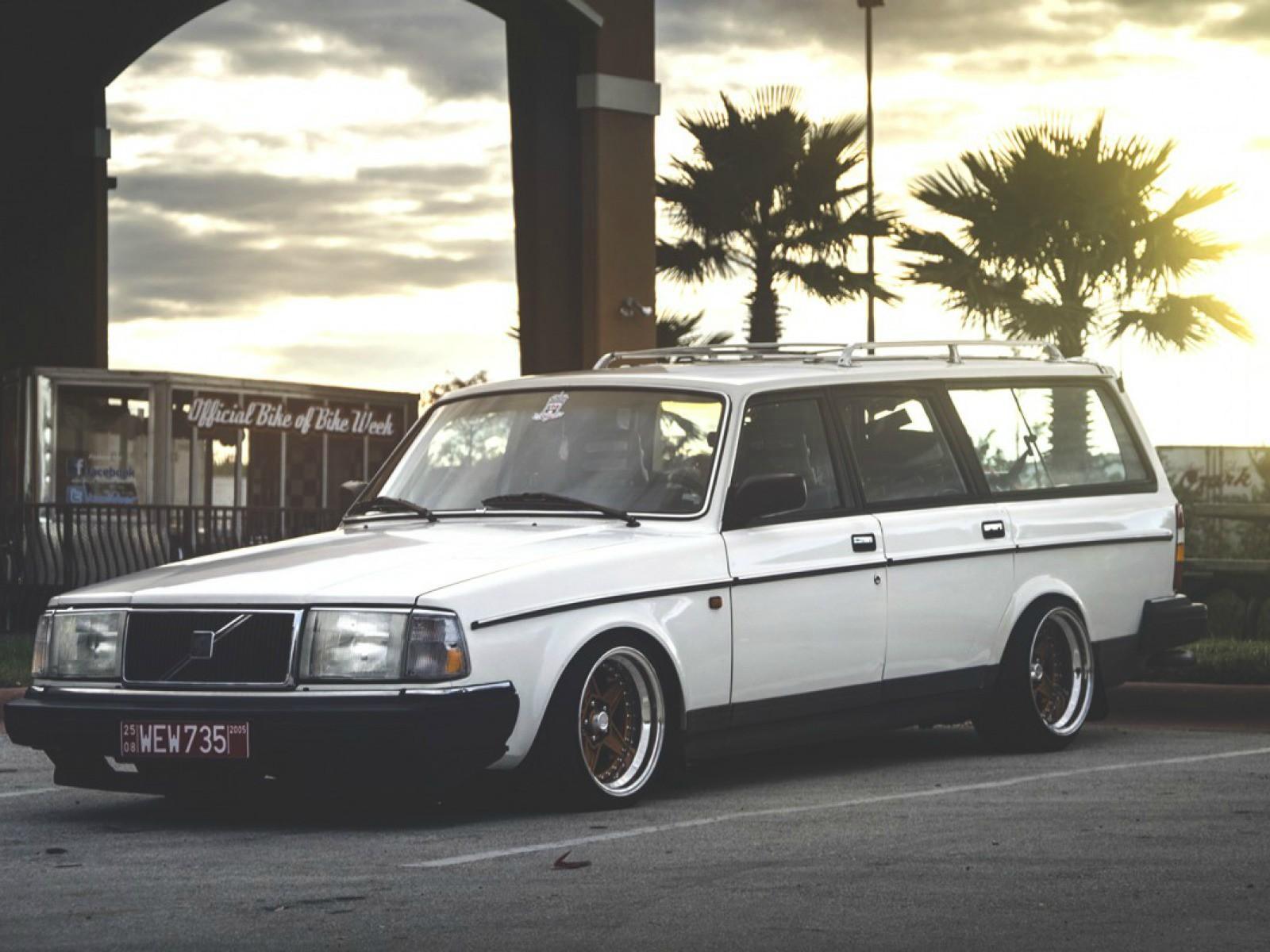 1600x1200 Old white Volvo 200 wagon