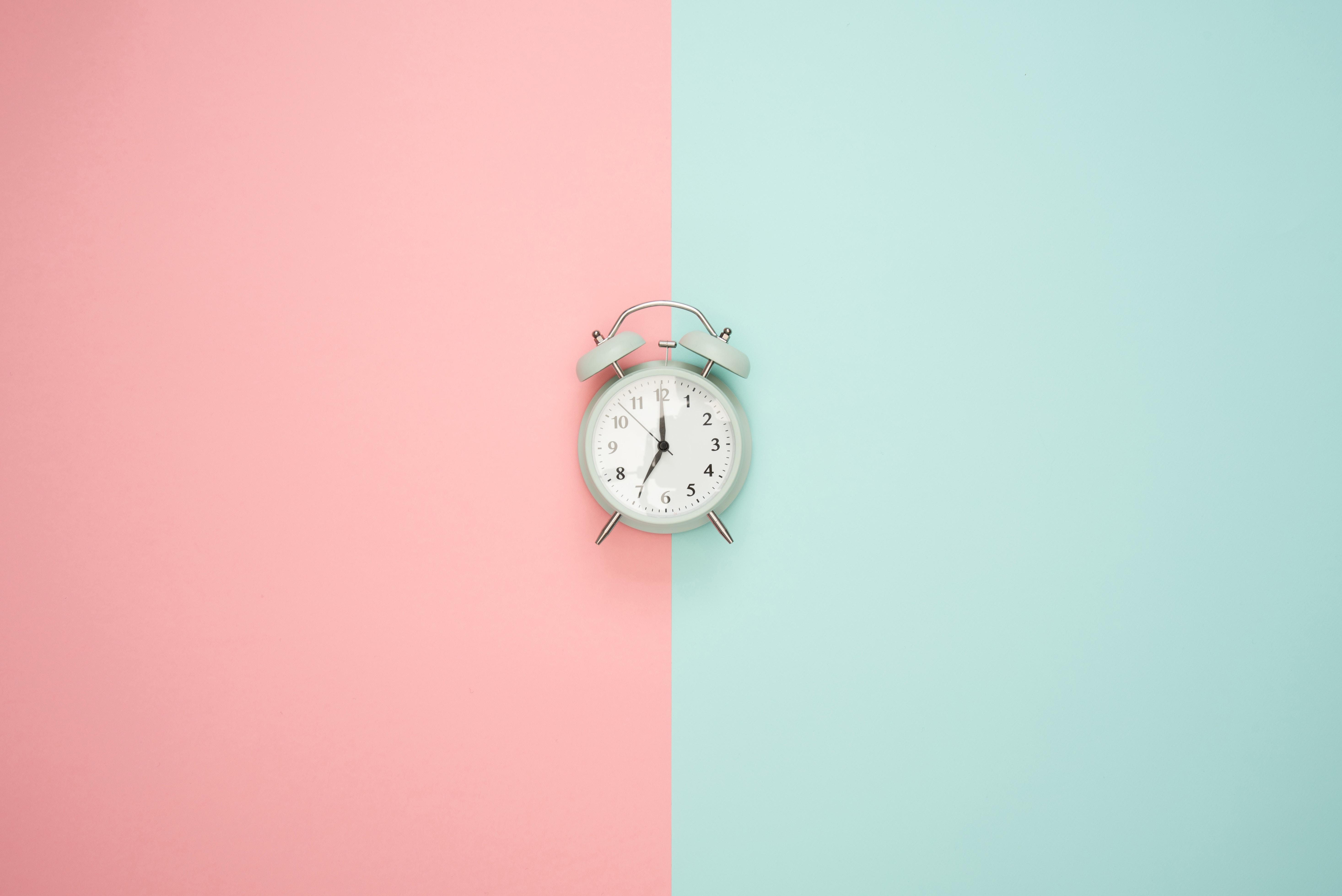 5866x3916 5866x3916 stylish, symmetry, bell, minimal, object, blue, alarm, colour, pastel background, Free image, pink, clock, despertador, time, reloj, seven, flat lay
