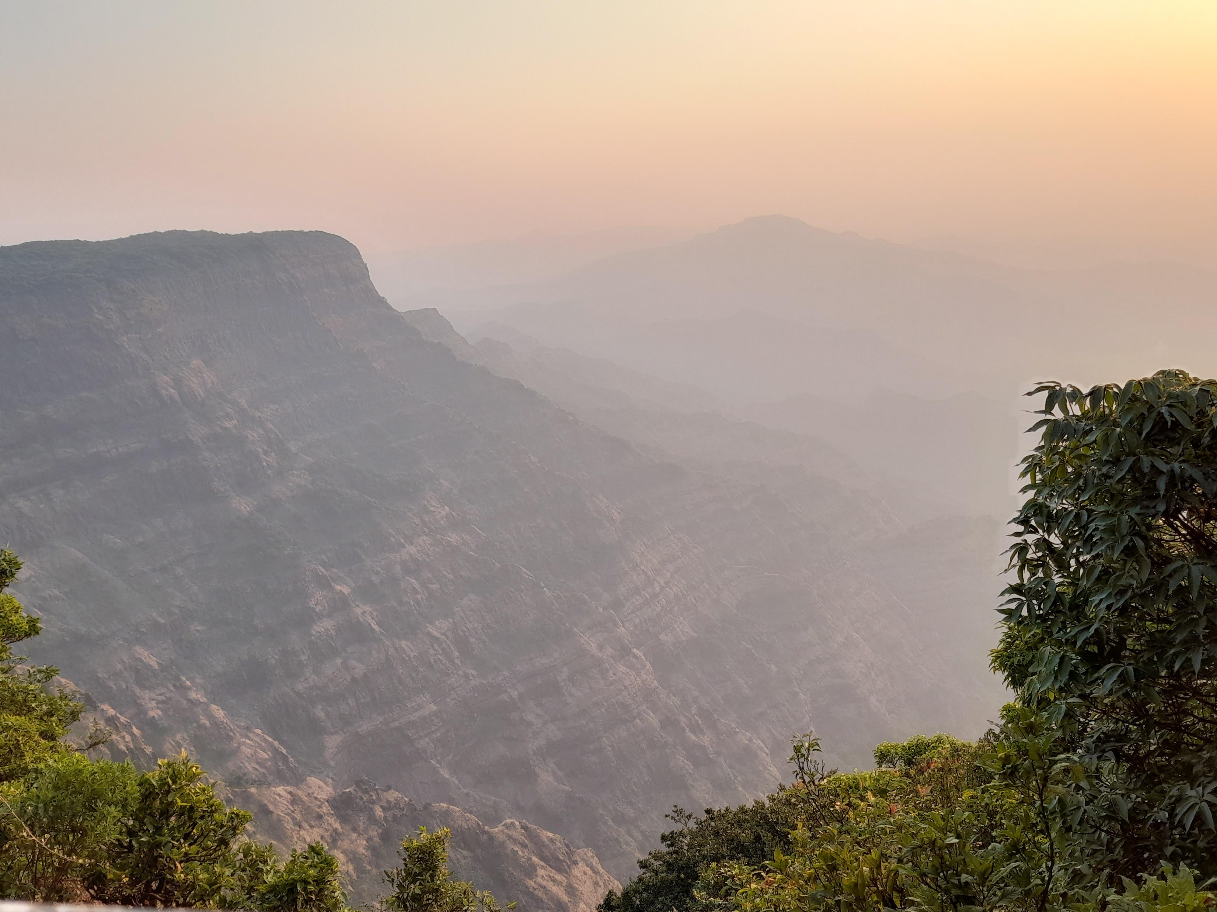 4000x3000 Not the most impressive Vista in the world, but one close to my heart. Mahabaleshwar, India [OC] [4000x3000]