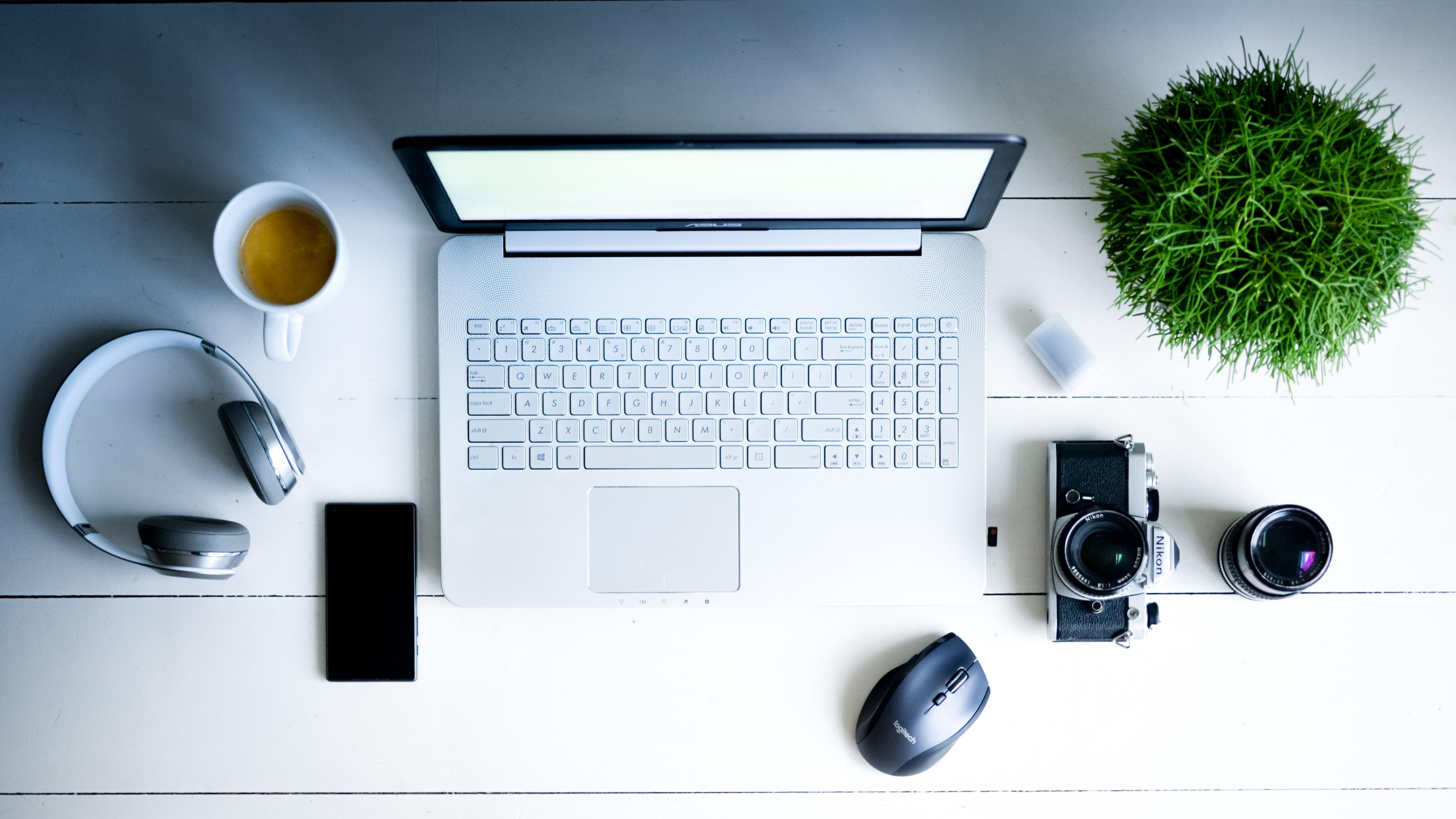 5120x2880 Download wallpaper: Designer's work place 5120x2880