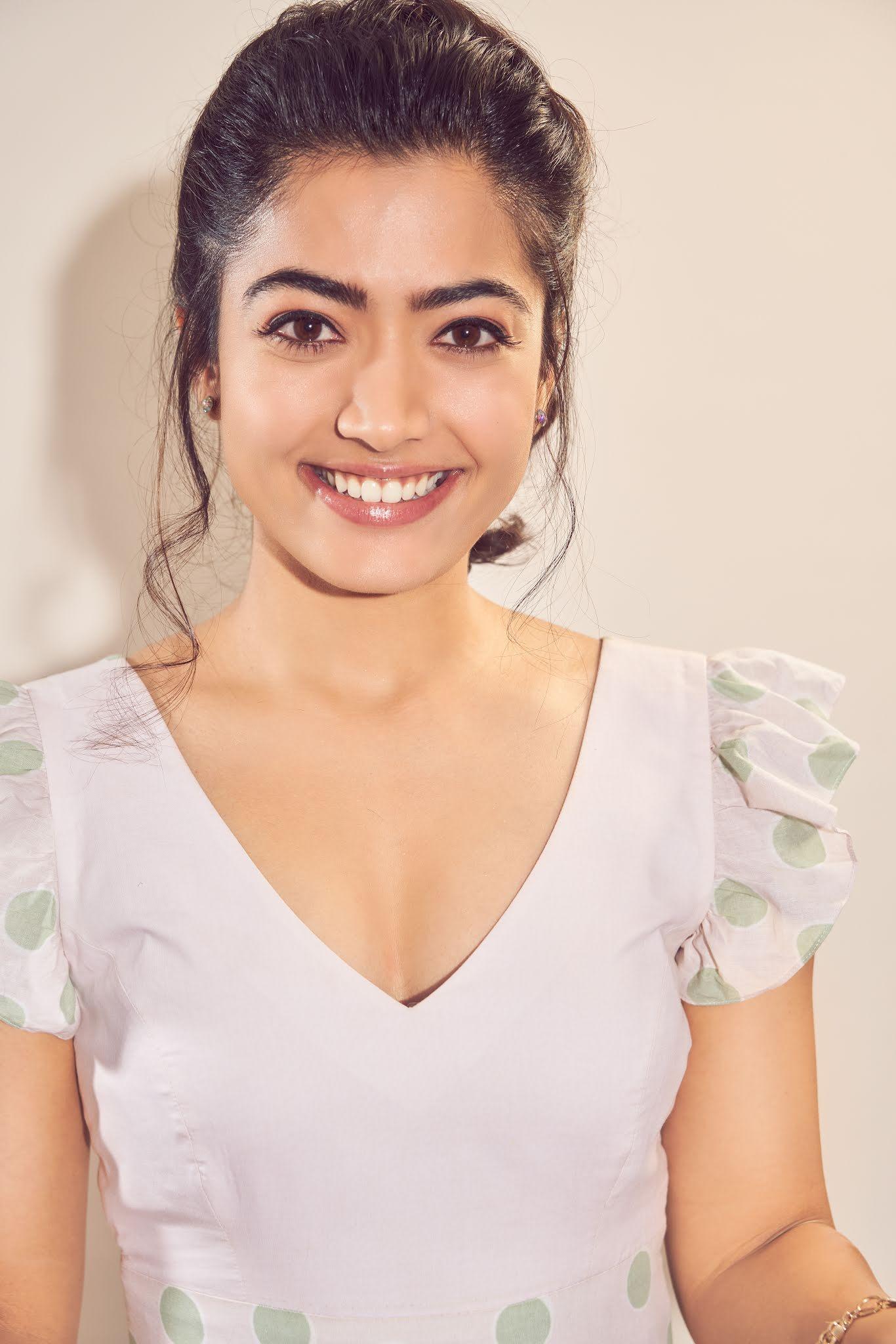 1366x2048 Rashmika Mandanna 4K / UHD Image ( 3 Image)
