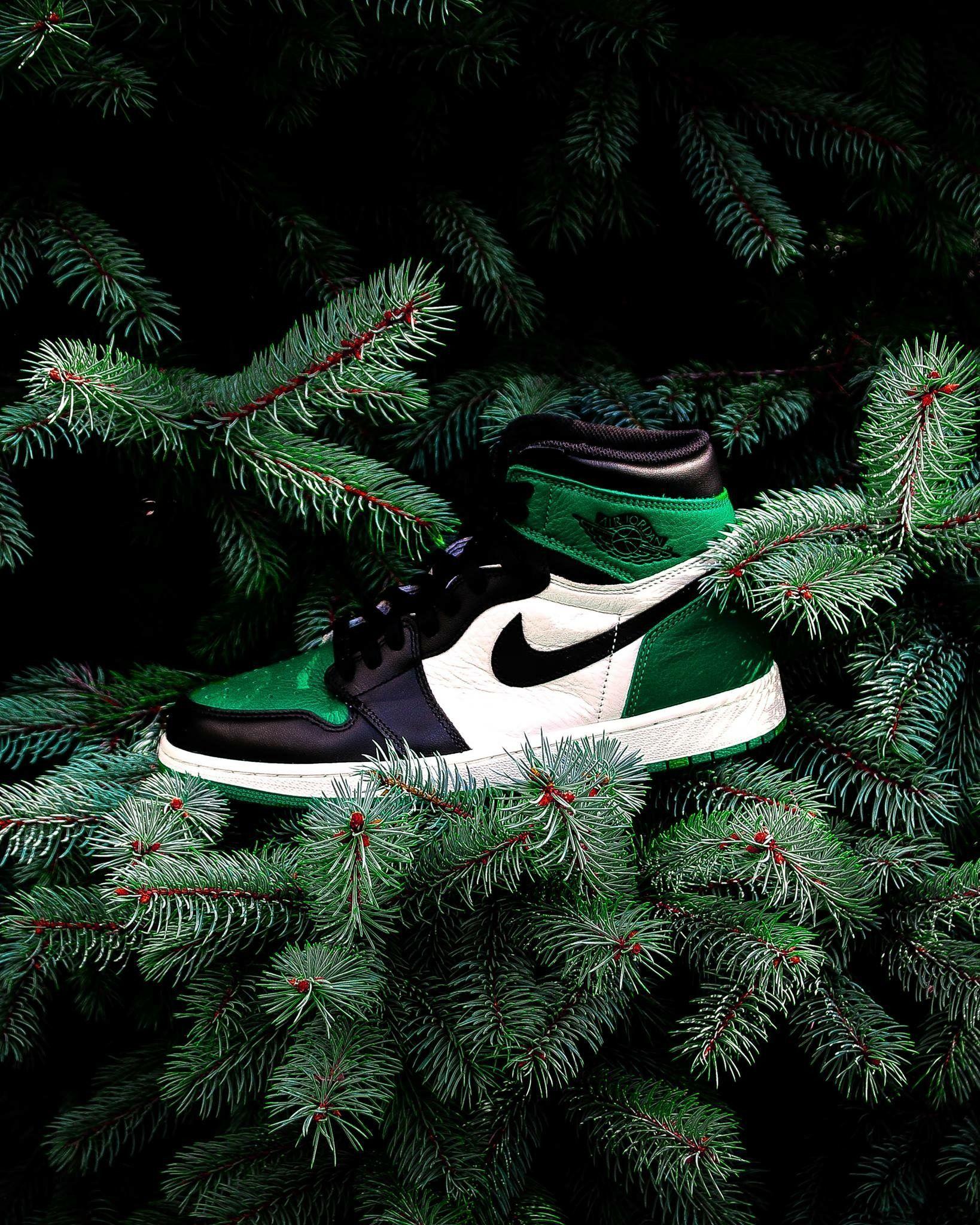 1638x2048 Pine Green Jordan 1 Wallpaper