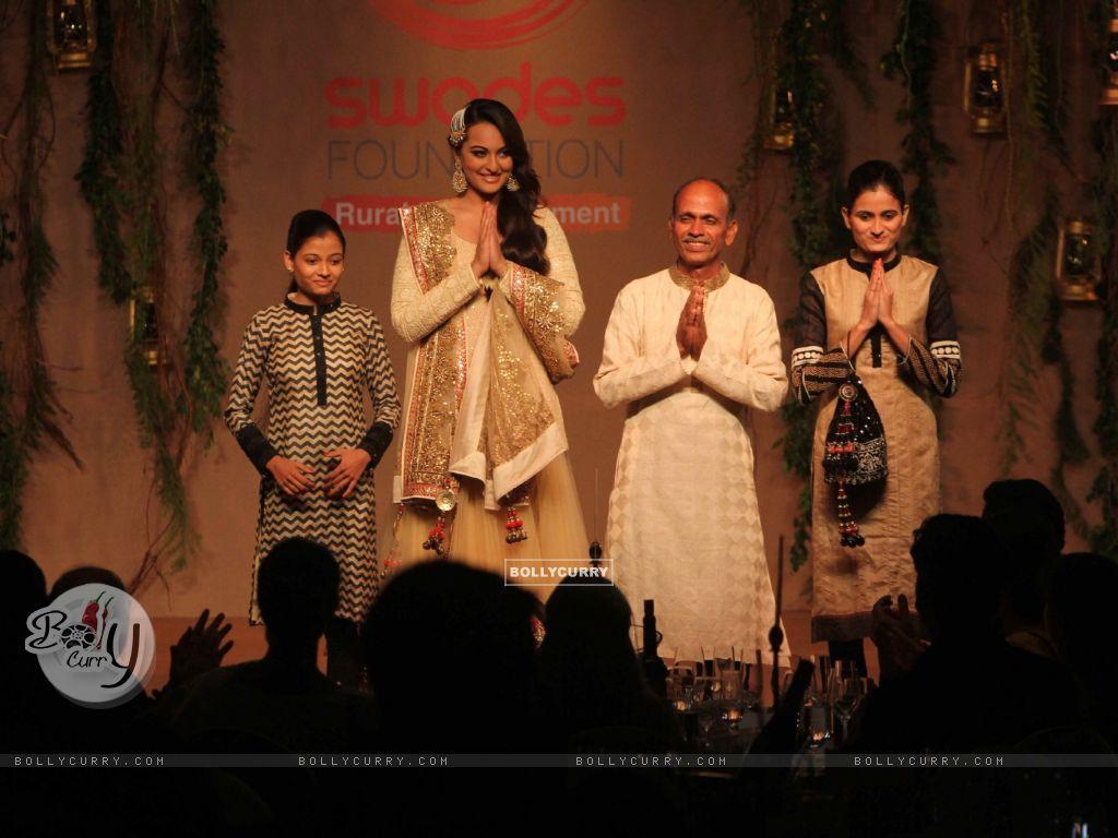 1024x768 Wallpaper Sinha was at the Swades Foundation Fundraiser size:1024x768