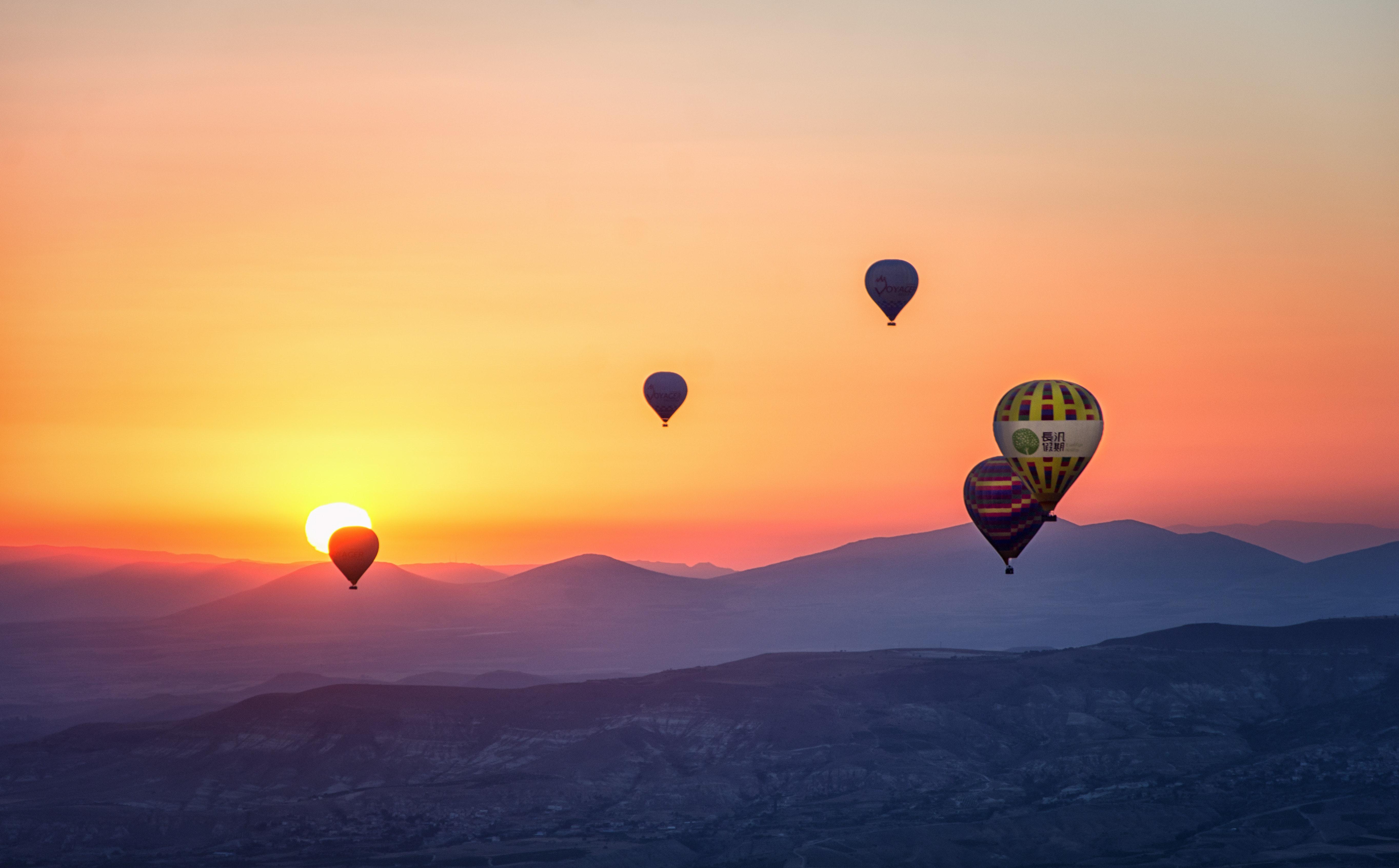 5455x3386 Interesting Hot Air Balloon Photo