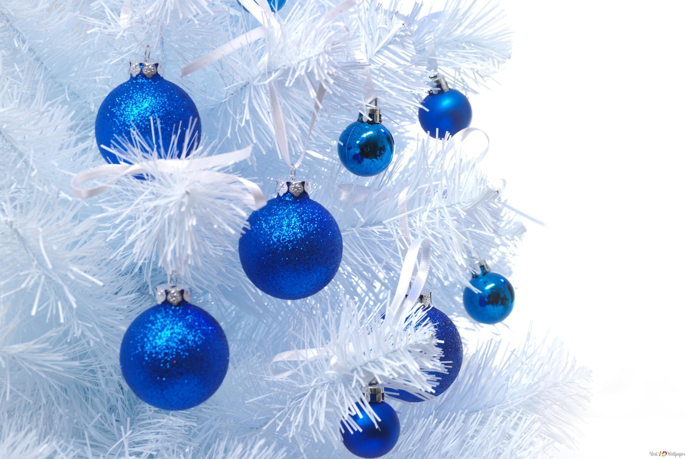 2736x1824 White christmas tree and blue balls HD wallpaper download