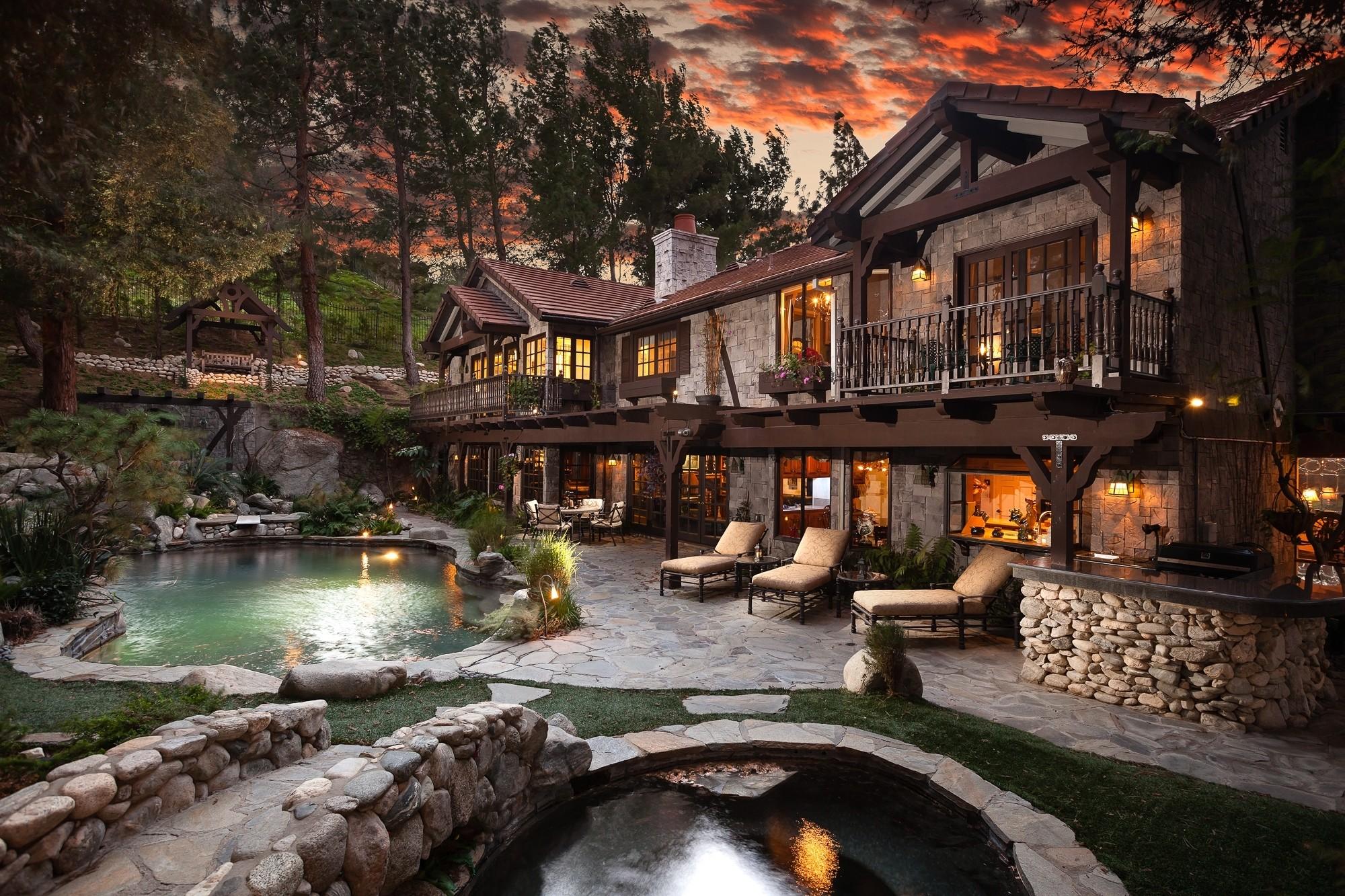 2000x1333 Stunning HD Wallpaper of a Serene Poolside Retreatx1333