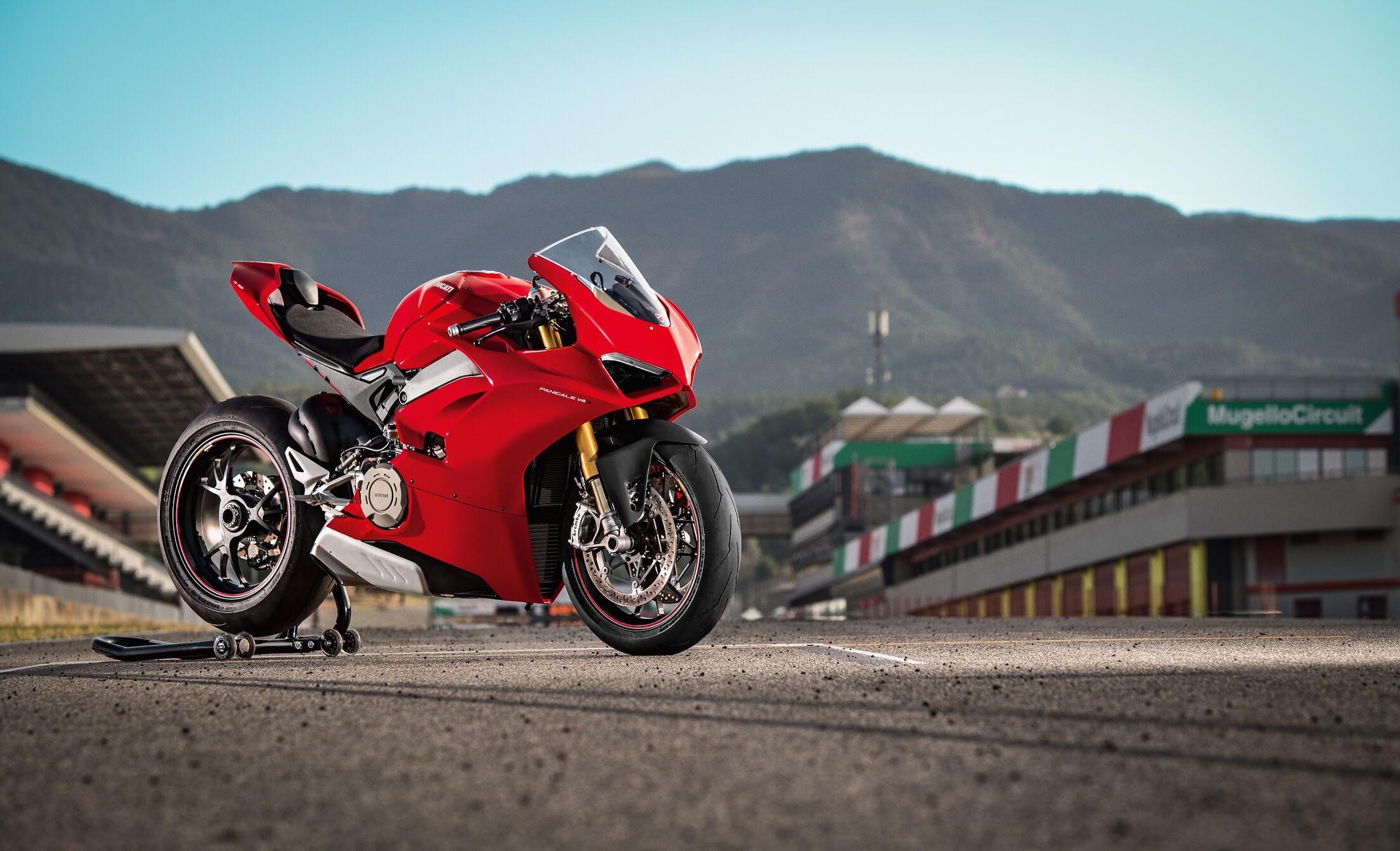 2208x1342 I created 55 HD wallpaper of the 2018 Ducati Panigale V4. Enjoy. /Fb7JRs_Dt3E best designs and art from the internet