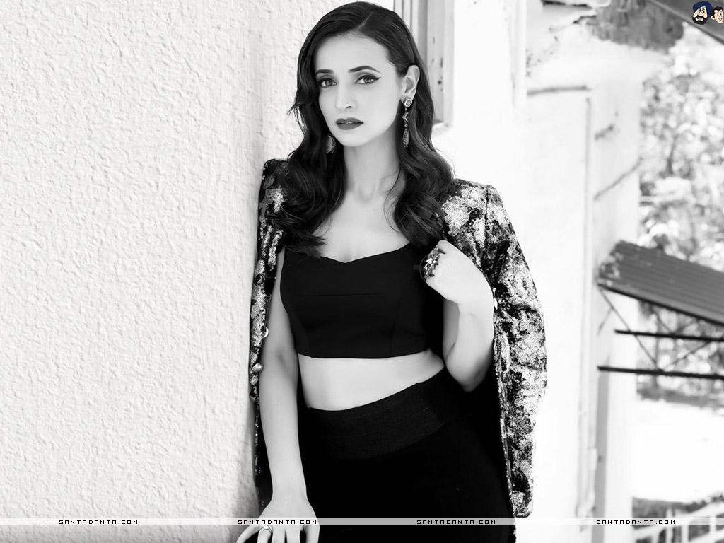 1024x768 Sanaya Irani`s stunning monochrome picture