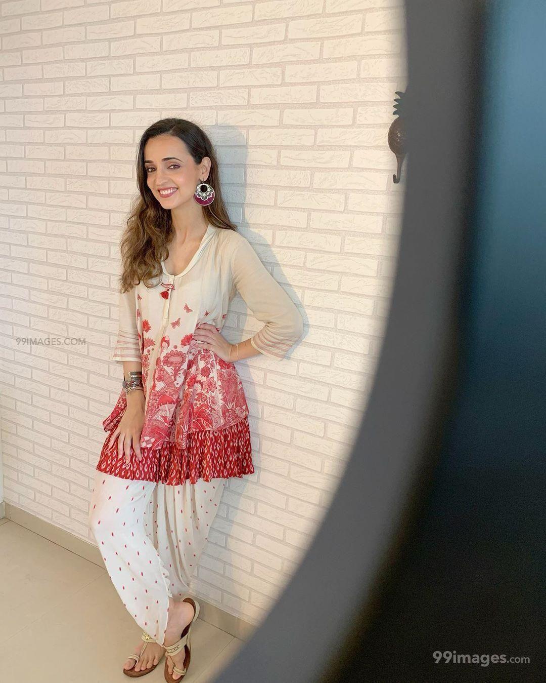 1080x1349 Sanaya Irani HD Wallpaper (Desktop Background / Android / iPhone) (1080p, 4k) (1080x1349) (2022)