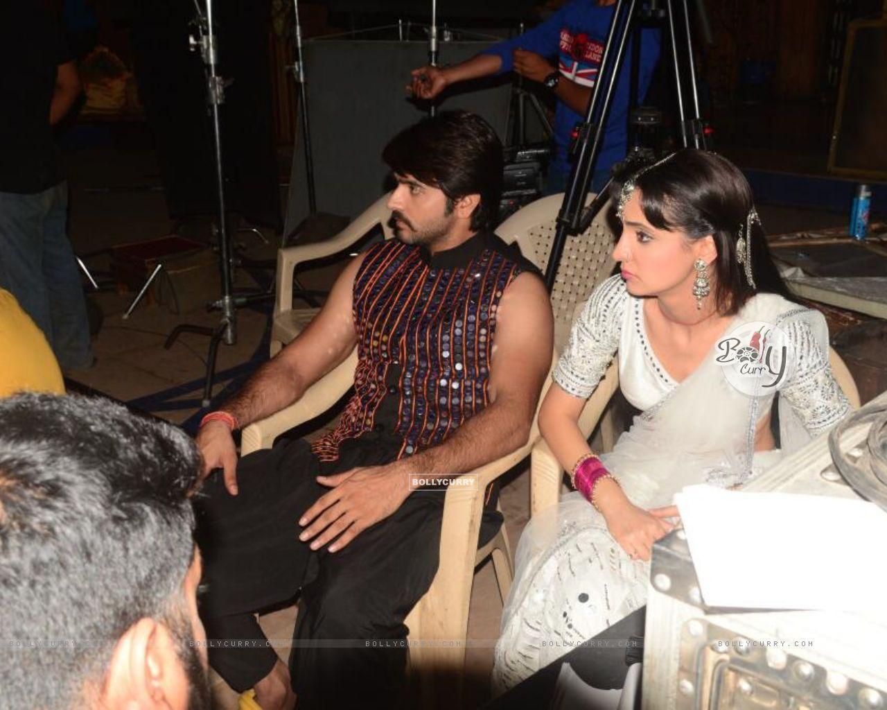 1280x1024 Sanaya Irani And Ashish Sharma Size