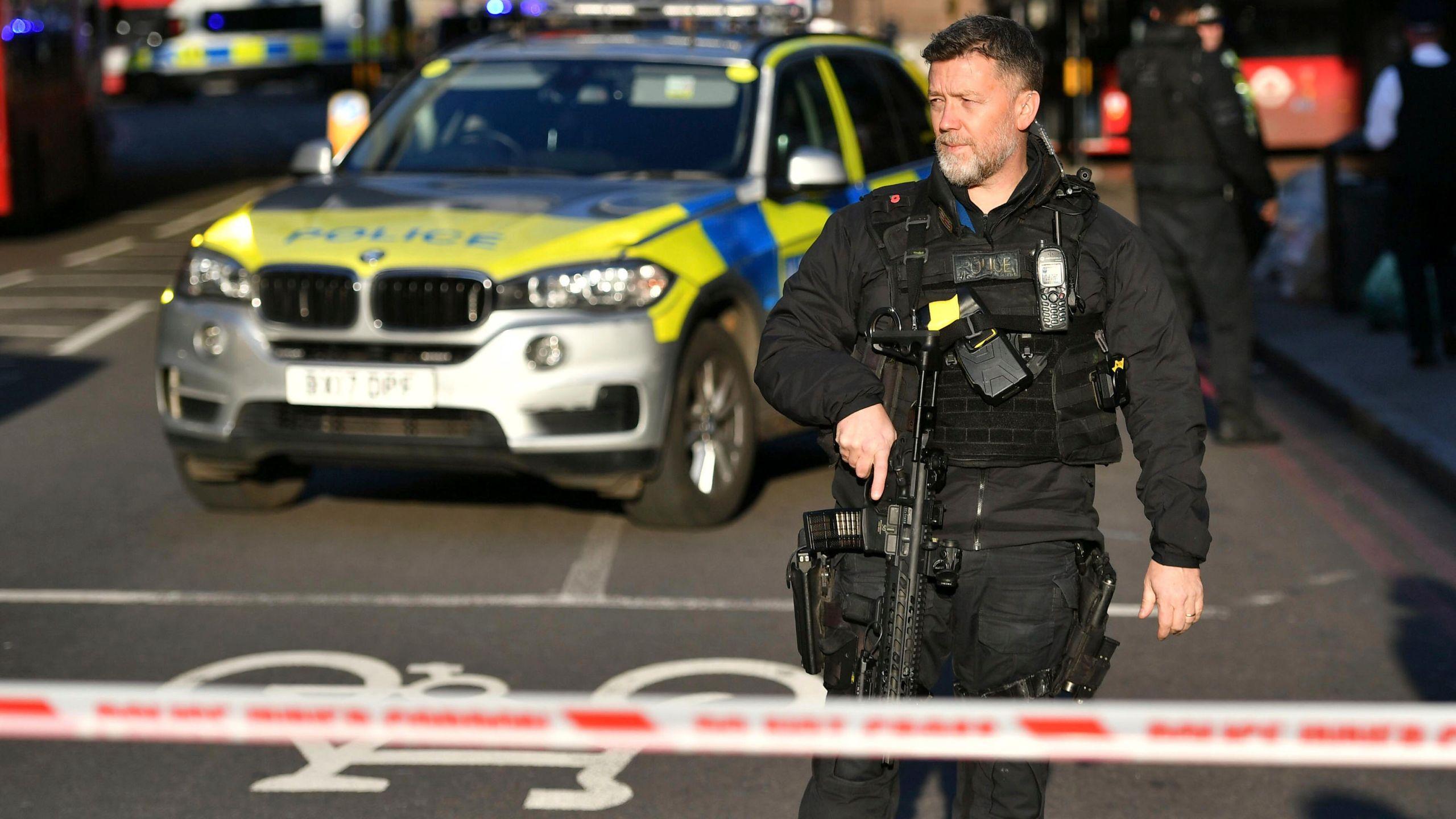 2560x1440 UK police clear London Bridge after reports of gunshots