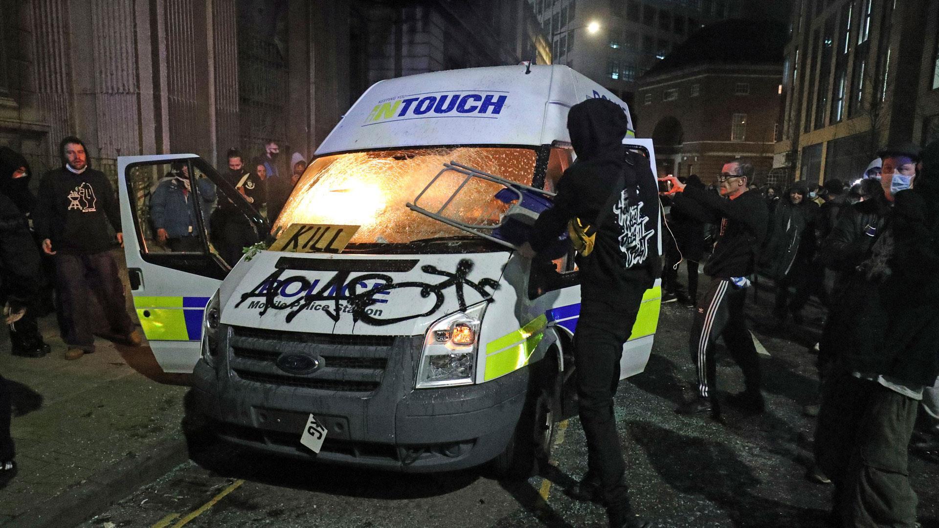 1920x1080 Police officers hurt, vehicles set on fire during protest in Bristol, England
