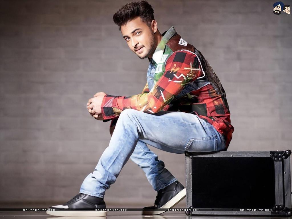 1024x768 Aayush Sharma in a dashing shot
