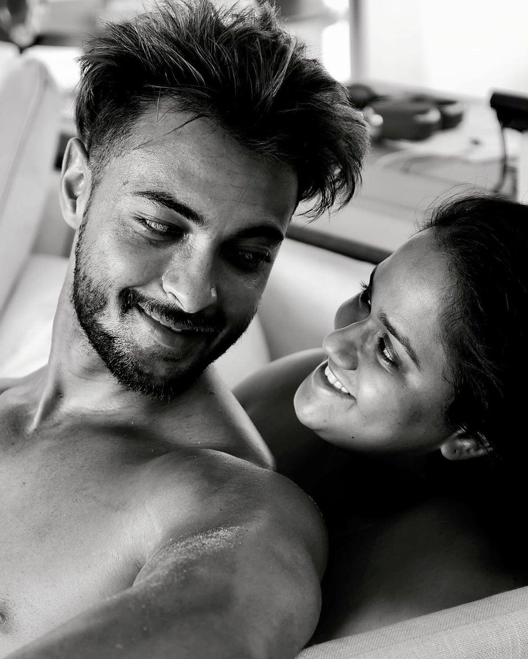 1080x1349 Salman Khan Sister Arpita Khan Sharma Bold Look Pics Go Viral As She Poses With Husband Aayush Sharma