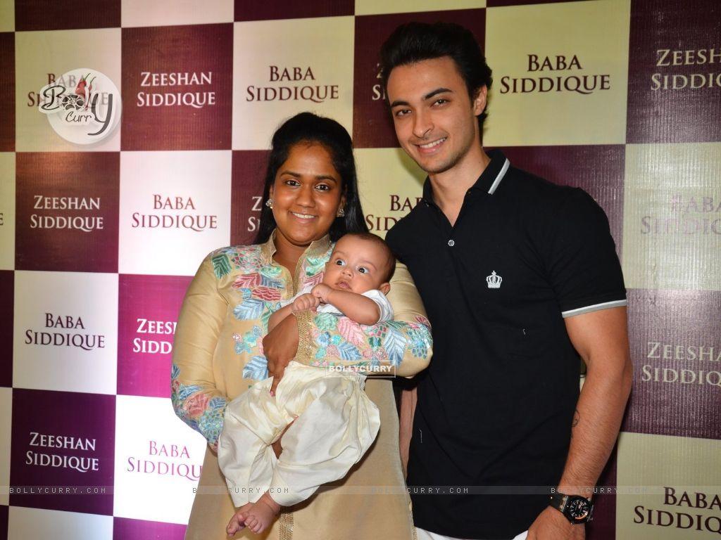 1024x768 Wallpaper Khan Sharma with Husband Aayush Sharma and Baby Ahil at Baba Siddique's Iftaar Party 2016 size:1024x768