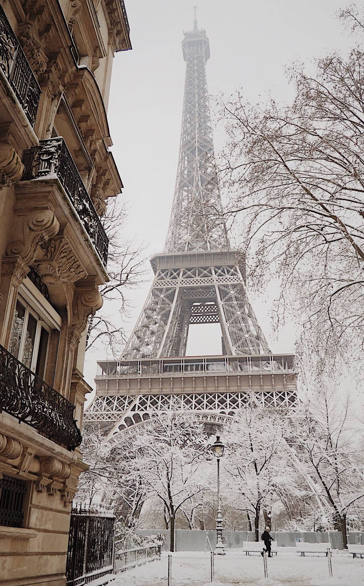 1242x2000 iPhone Set: It's Snowing in Paris! with me