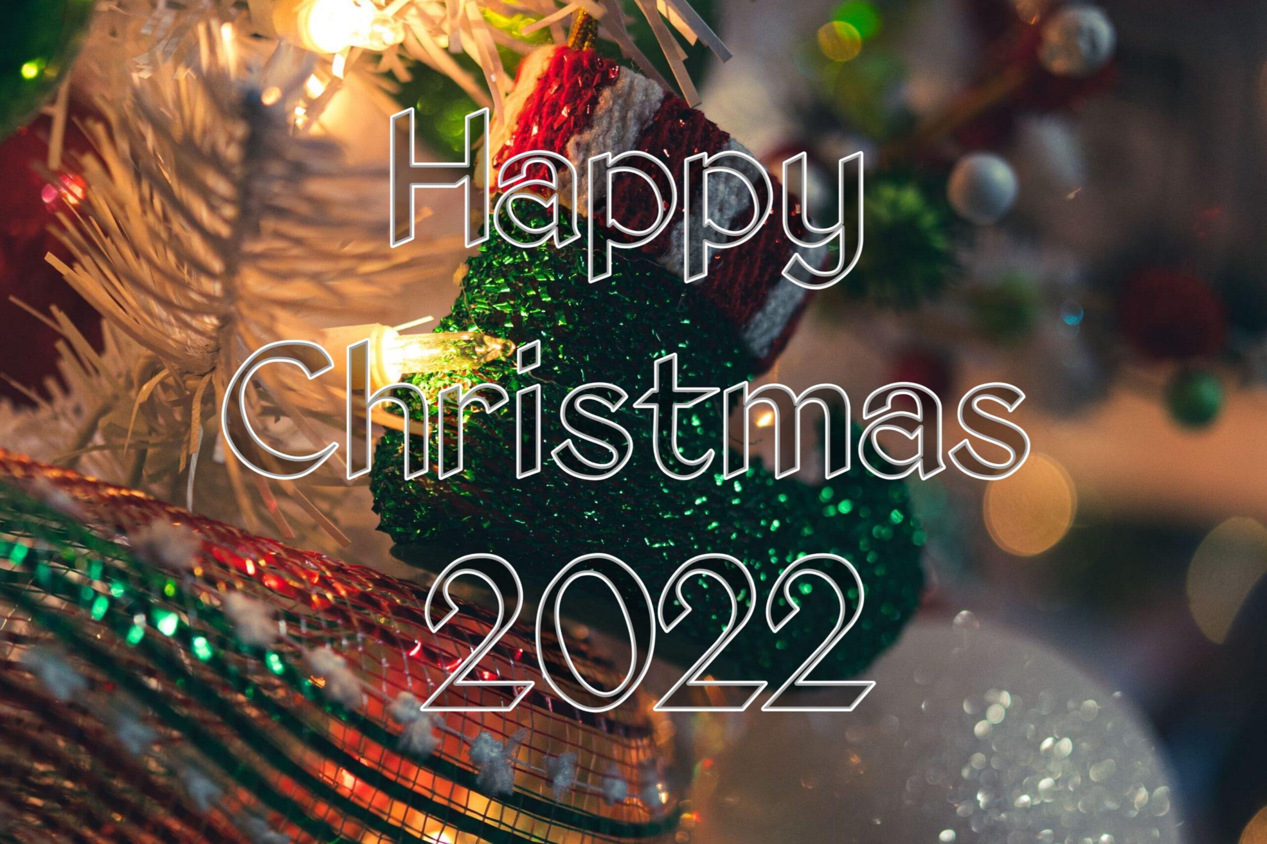Hình nền Merry Christmas 2022 sẽ đưa bạn vào không gian tràn đầy niềm vui và sự mới mẻ. Hãy để màn hình điện thoại hay máy tính của bạn trở nên sinh động và rực rỡ hơn với những hình ảnh đẹp mắt về mùa lễ hội sắp tới.