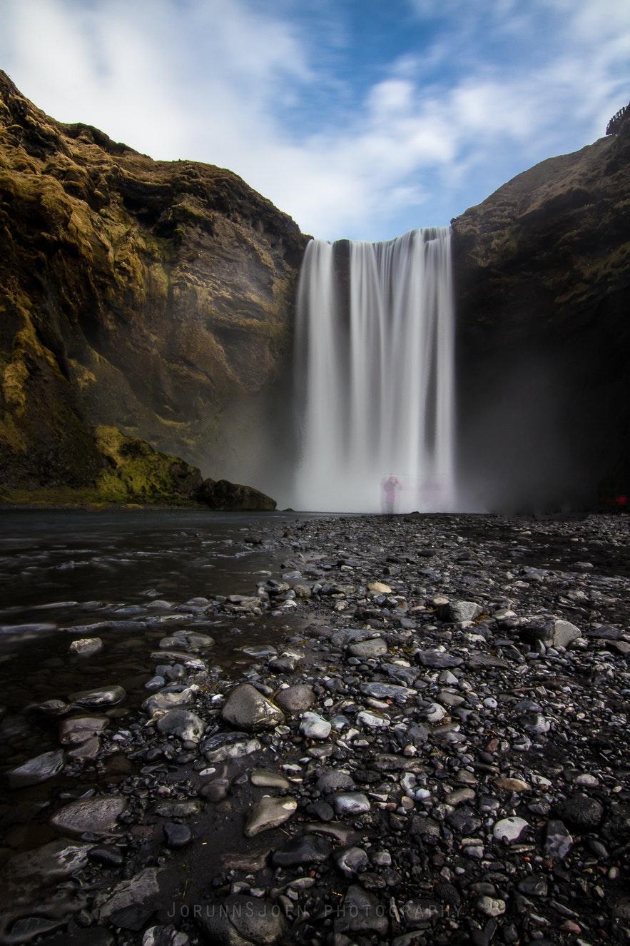 883x1325 The Different Displays of Skógafoss and its Legend. Guid