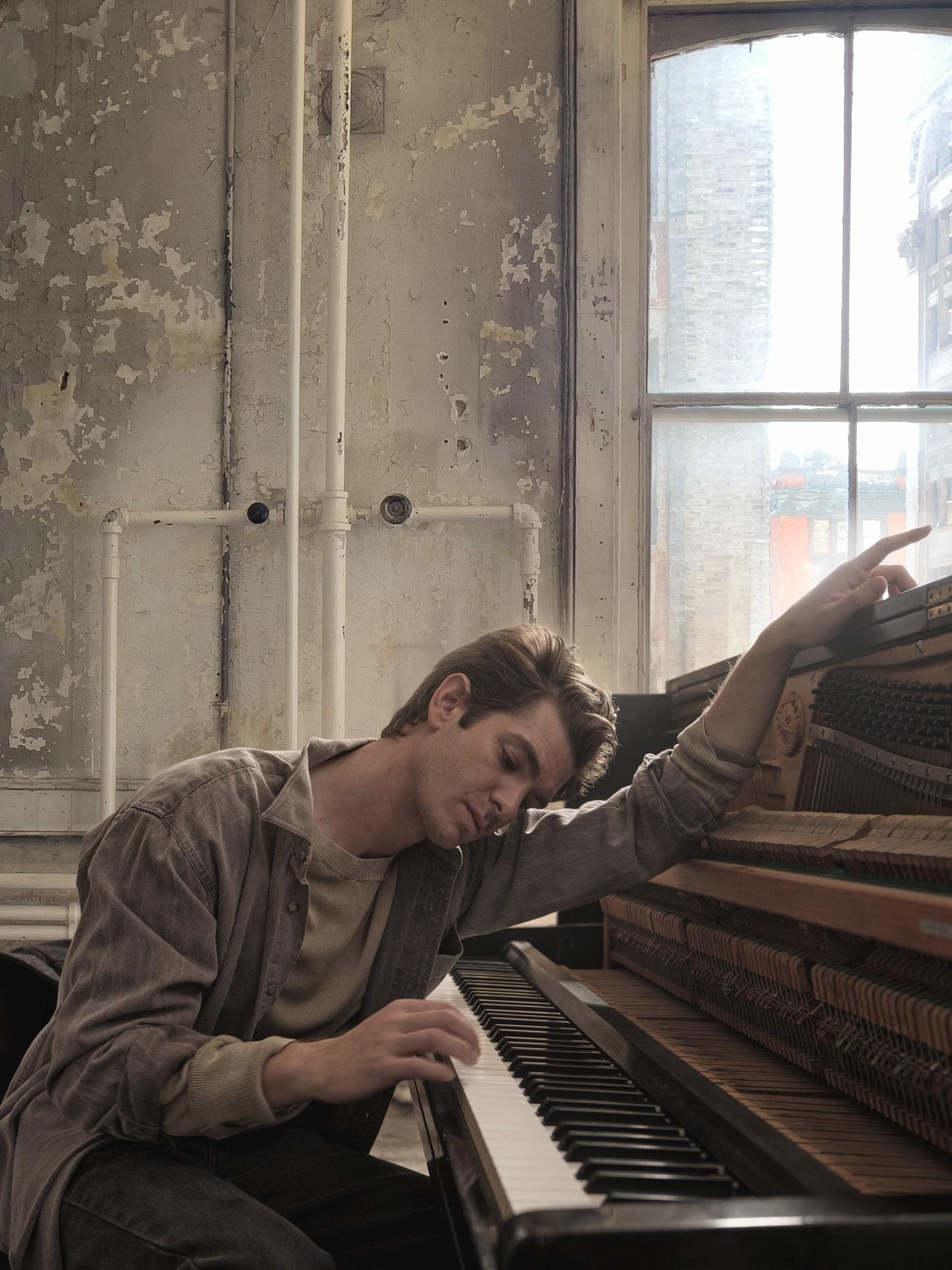 1574x2099 In Lin Manuel Miranda's Directing Debut, Andrew Garfield Stuns As 'Rent' Creator Jonathan Larson
